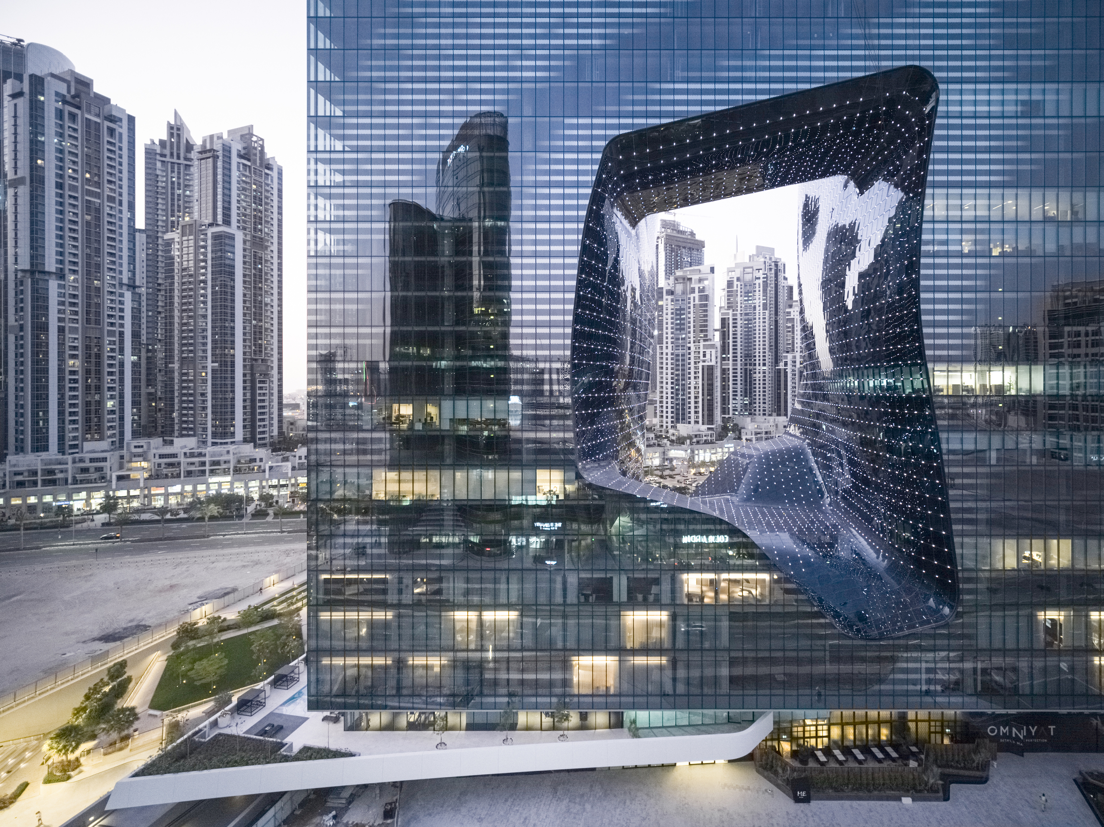 2020 года постройки. Заха Хадид архитектура Дубаи. Здание опус Дубай. Отель Заха Хадид me Dubai. Заха Хадид опус Дубай.