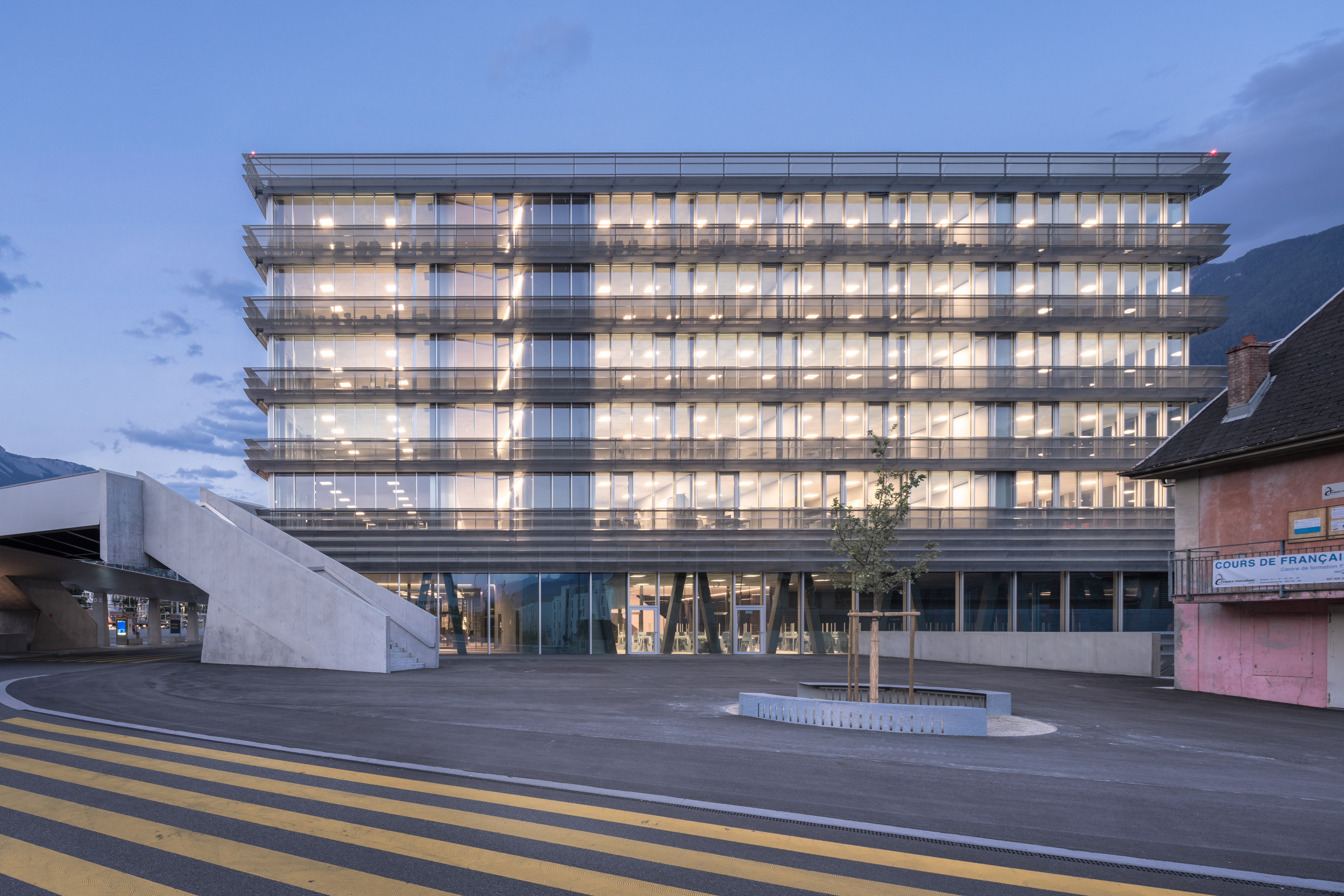 Ecole de commerce et de culture générale by Bonnard Woeffray - Architizer