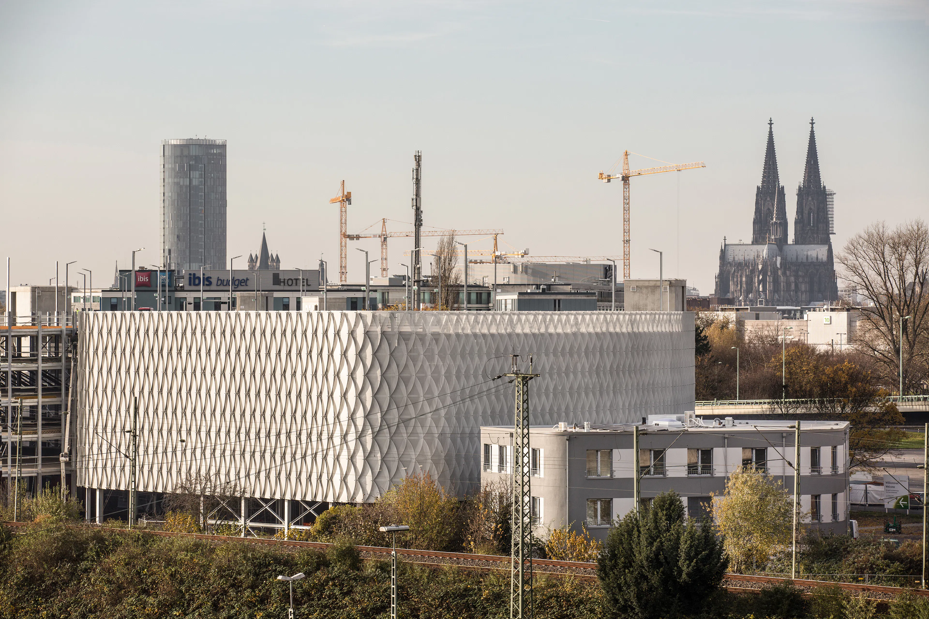 Parking Garage Facade P22a at the Cologne Exhibition Centre — 1