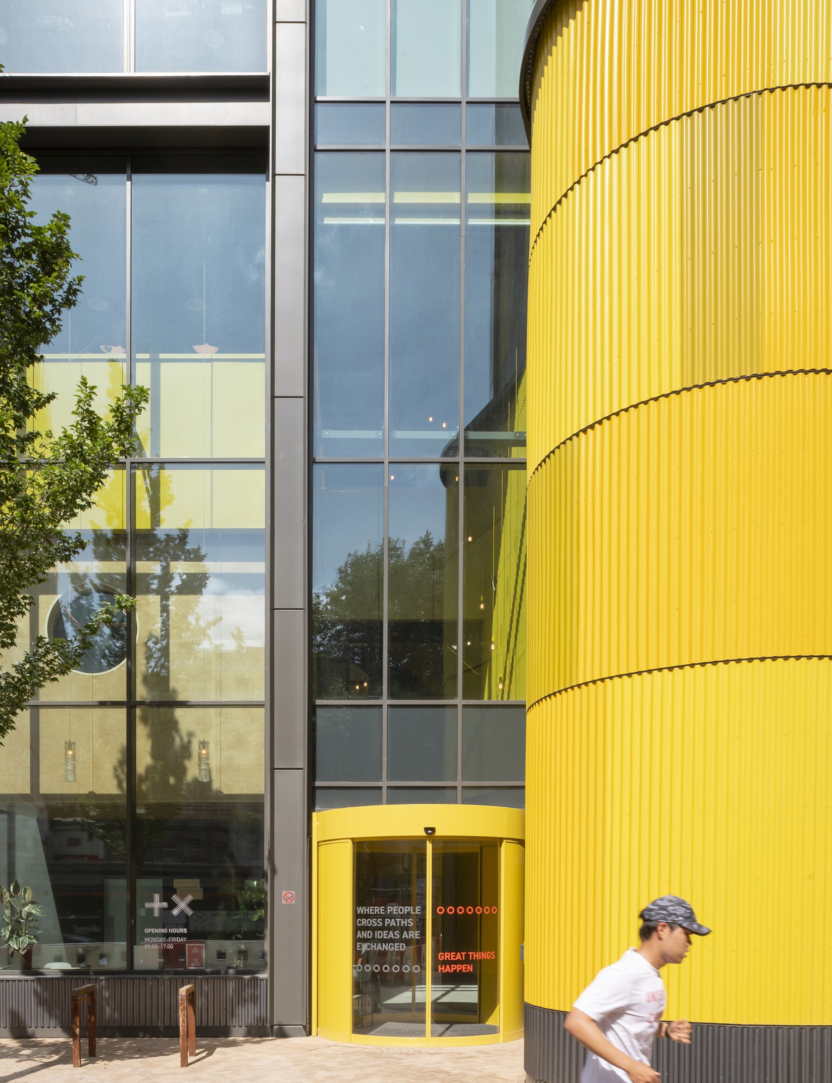 © استوديو إيغريت ويست