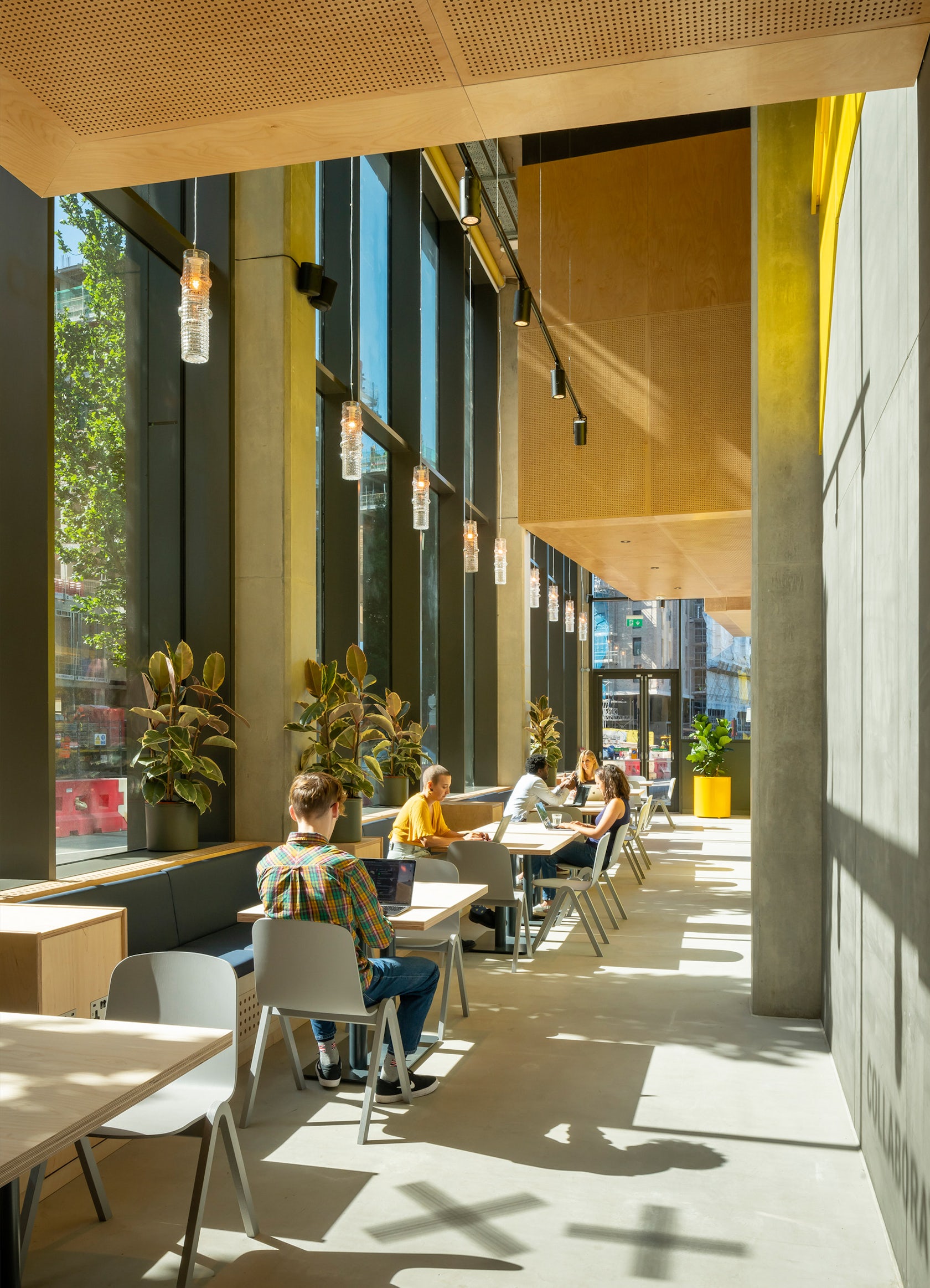 © استوديو إيغريت ويست