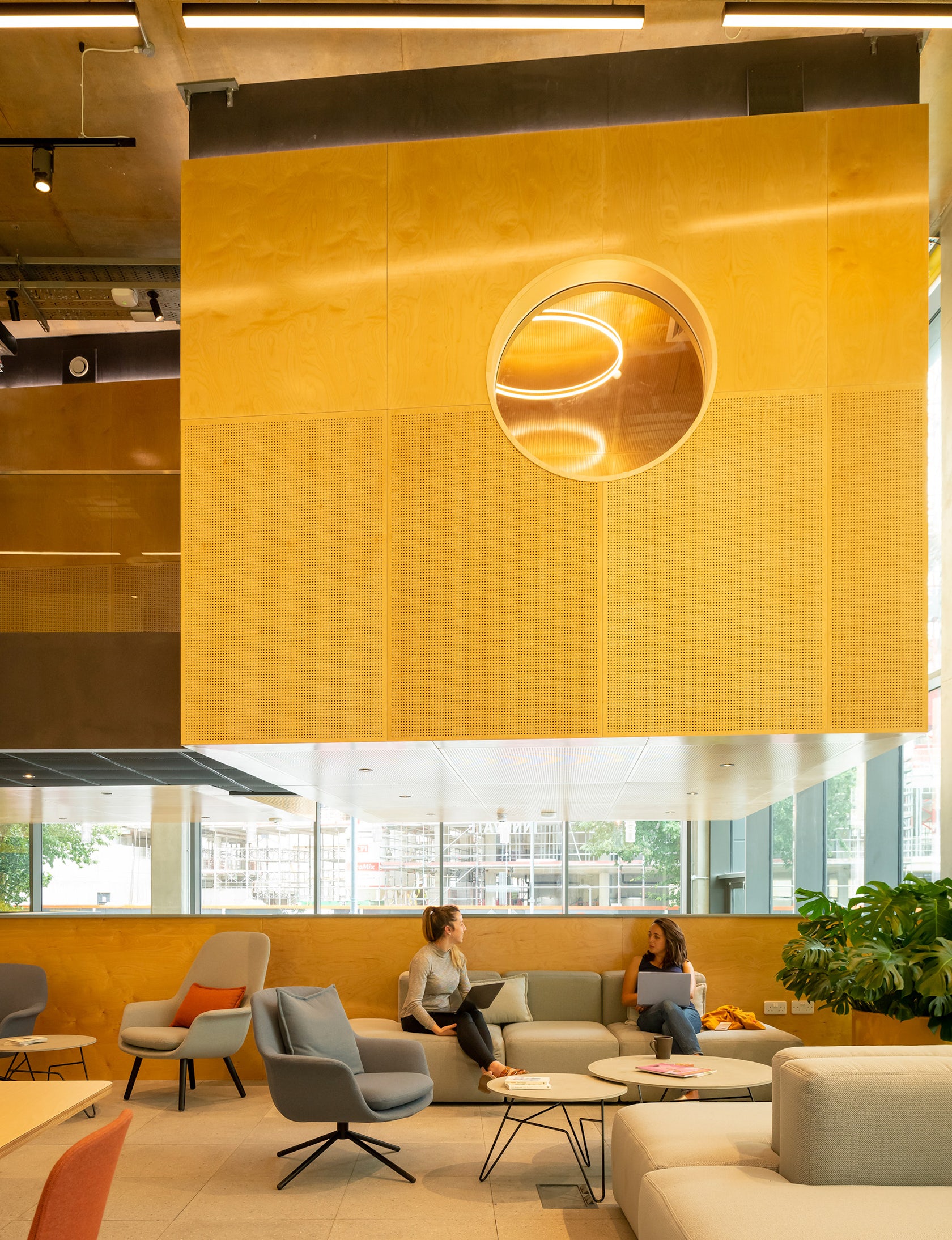 © استوديو إيغريت ويست