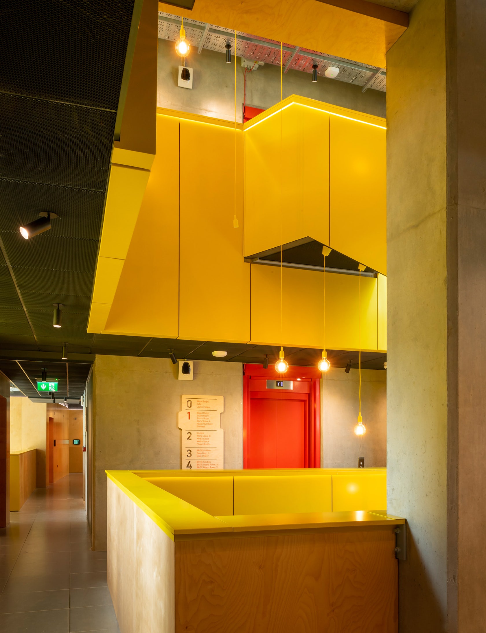 © استوديو إيغريت ويست