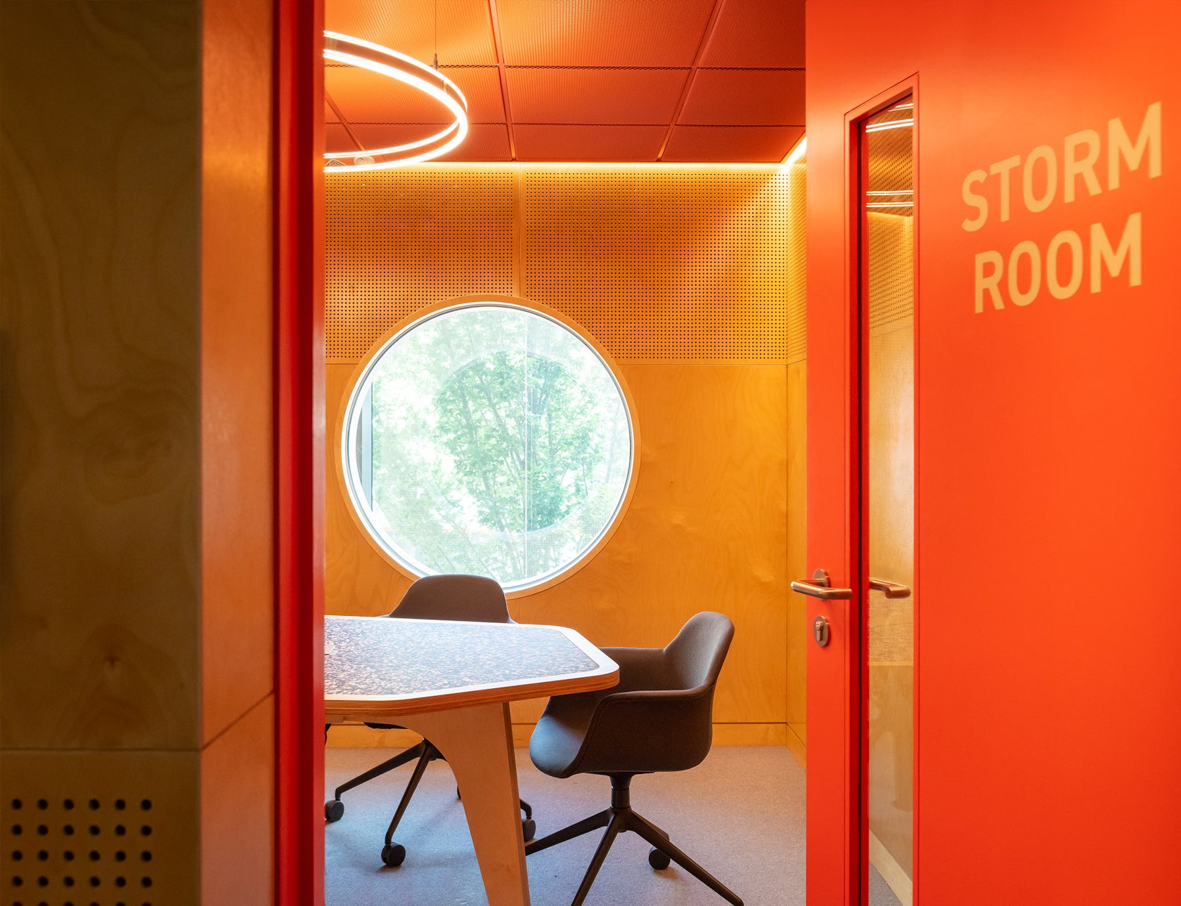 © استوديو إيغريت ويست