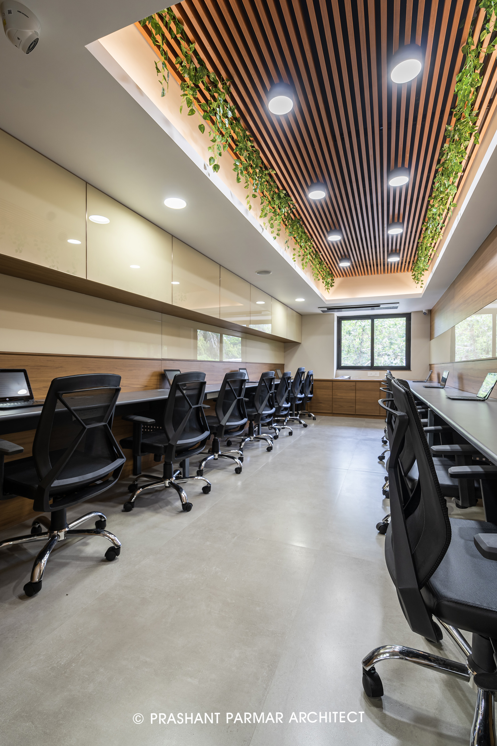 Modern Office Interior Design At Ahmedabad by Prashant Parmar Architect ...
