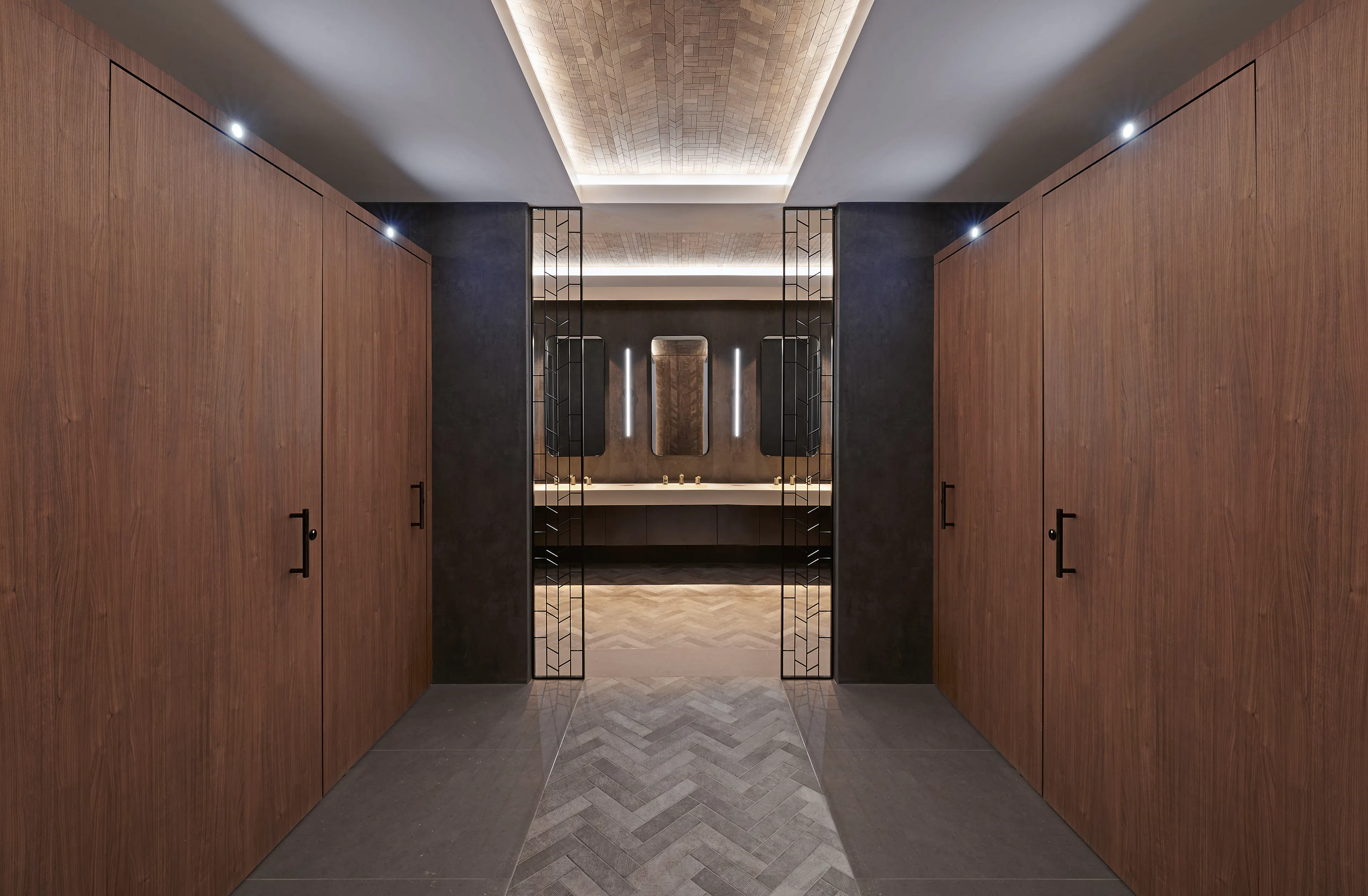 American Airlines Admirals Club at DCA — 14