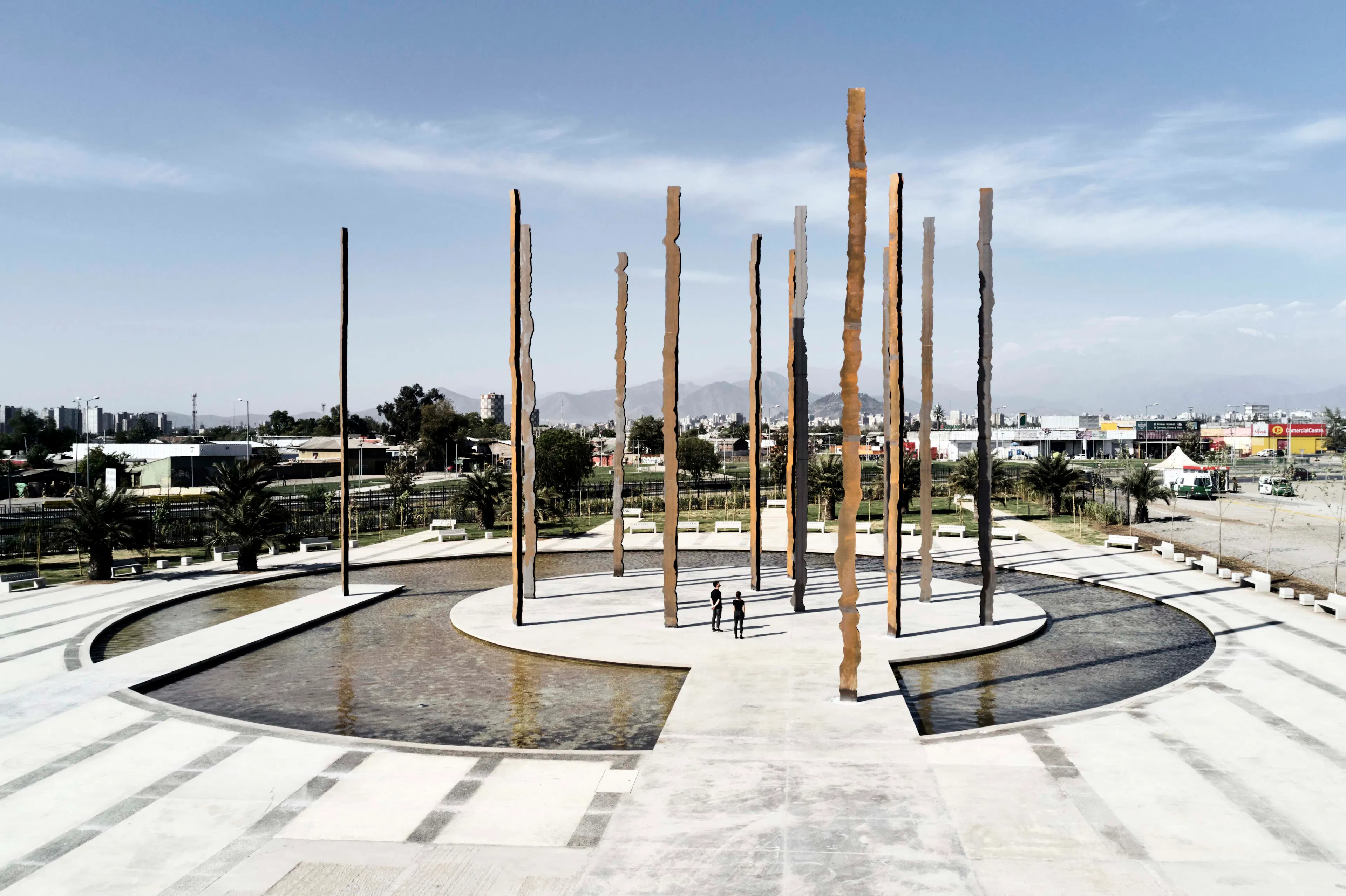 Su Vertical Nos Retiene — 2