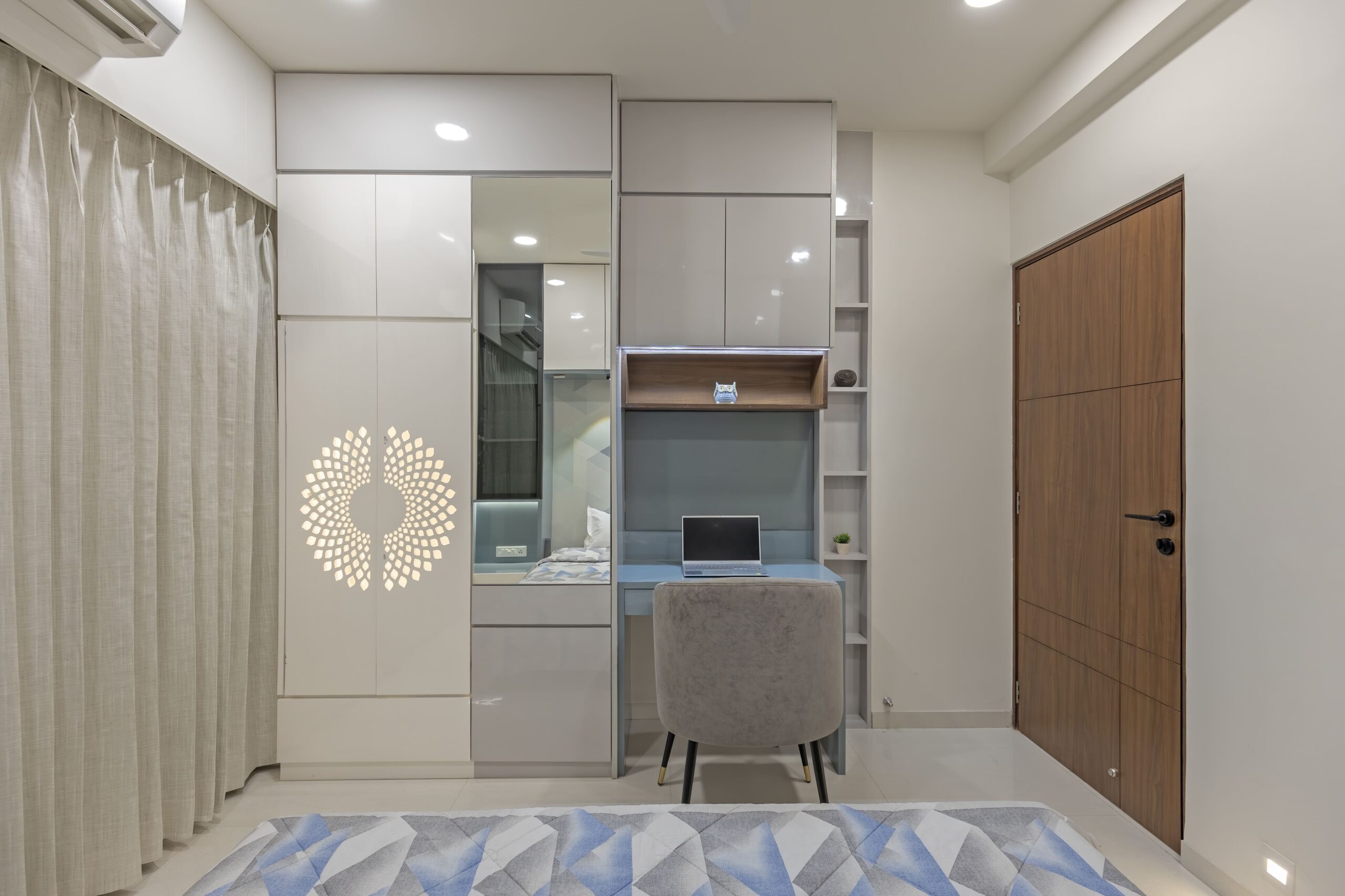 A 3 BHK Apartment Interior Design at Shyam Sanvi, Ahmedabad by Montdor ...