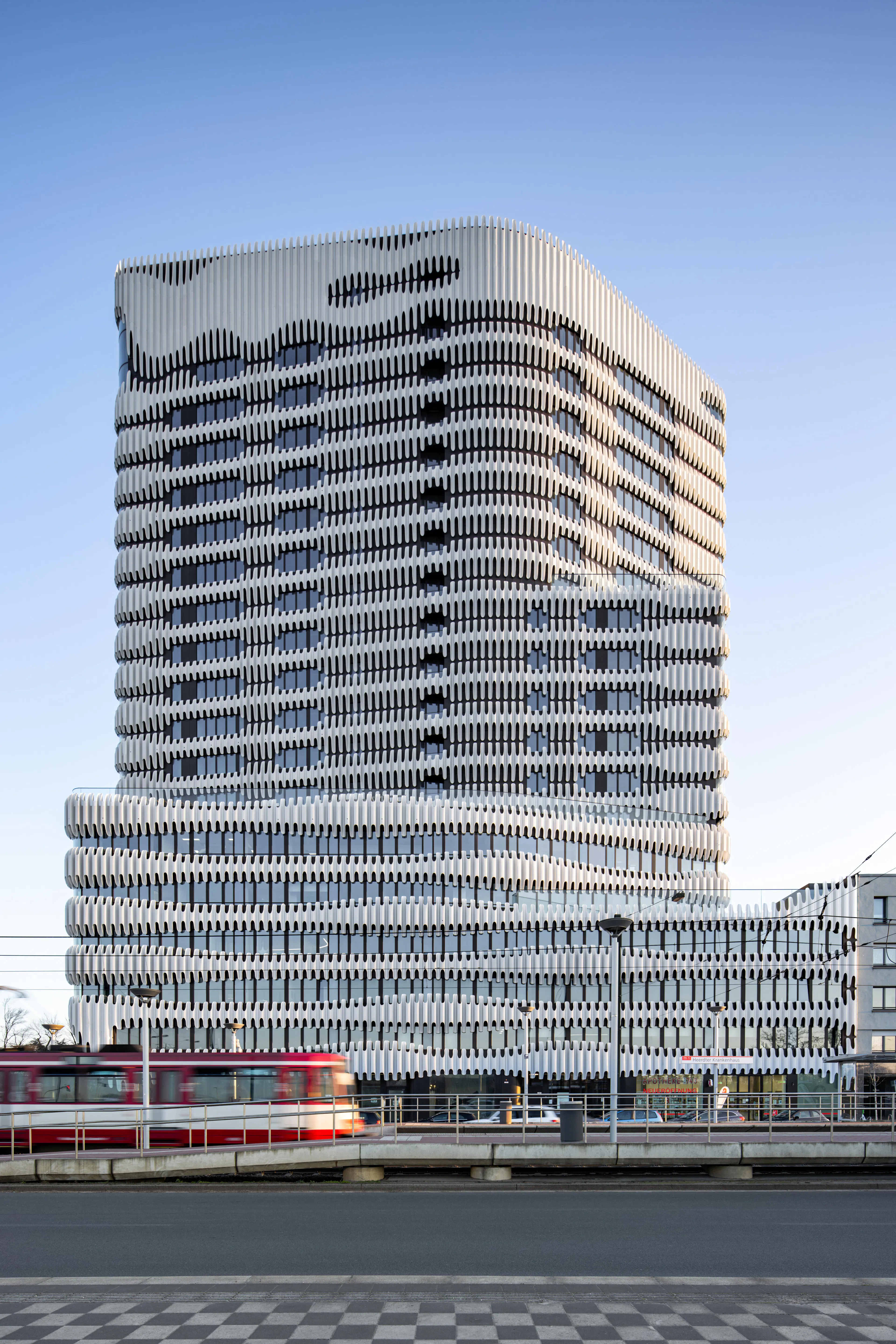 ZIPPER - RKM 740 Tower — 2