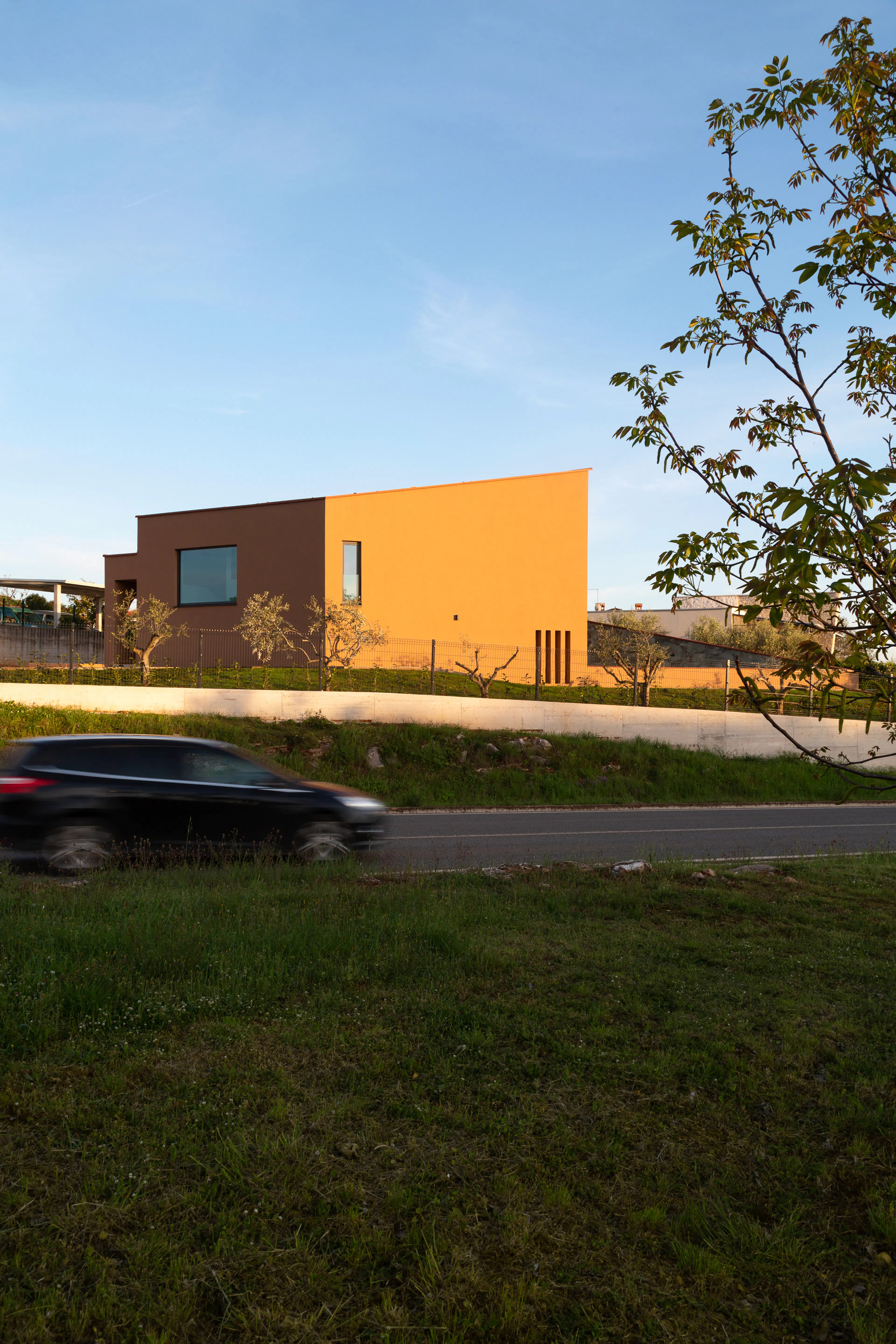 Red soil house — 3