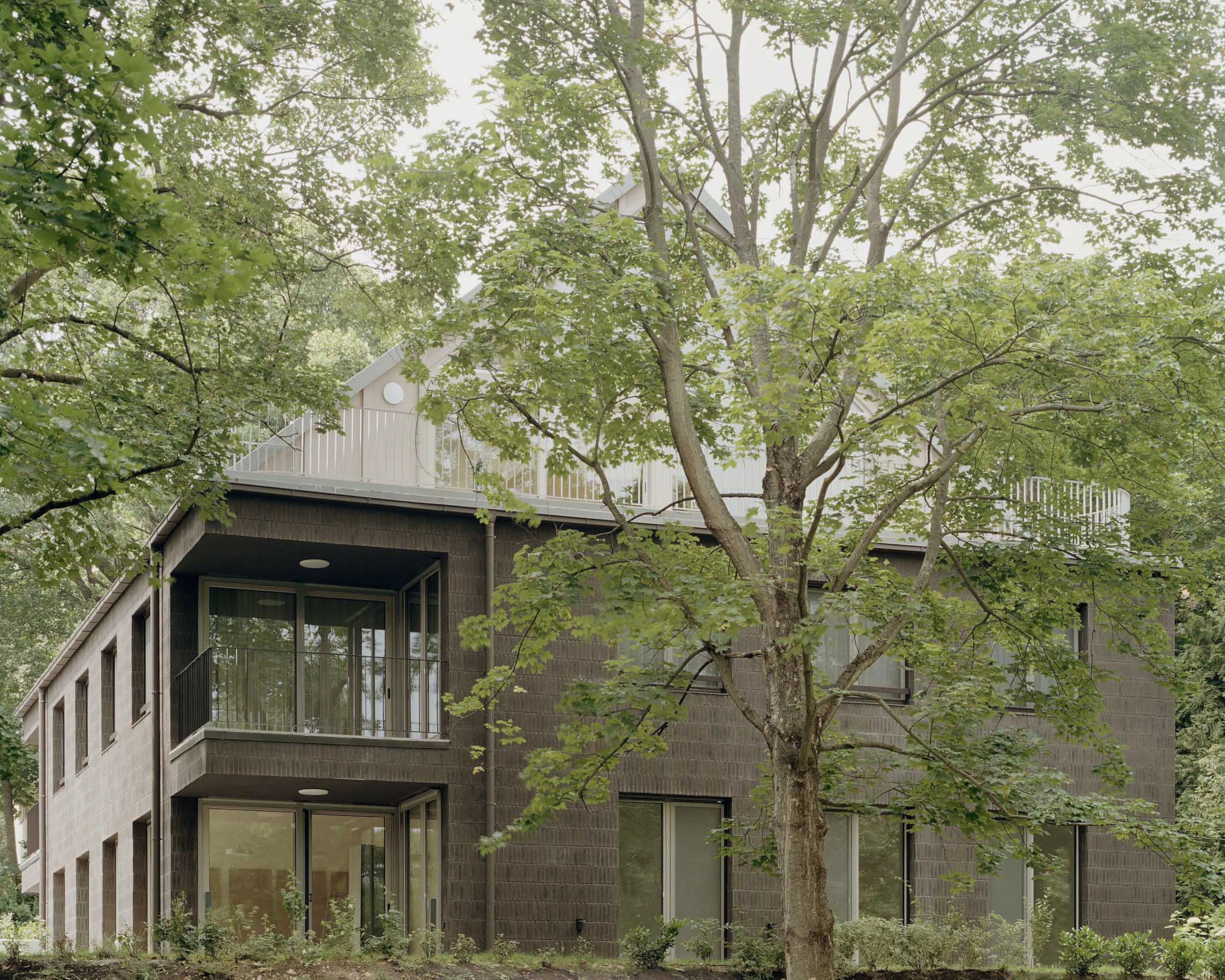 H151 - a house with five apartments — 4