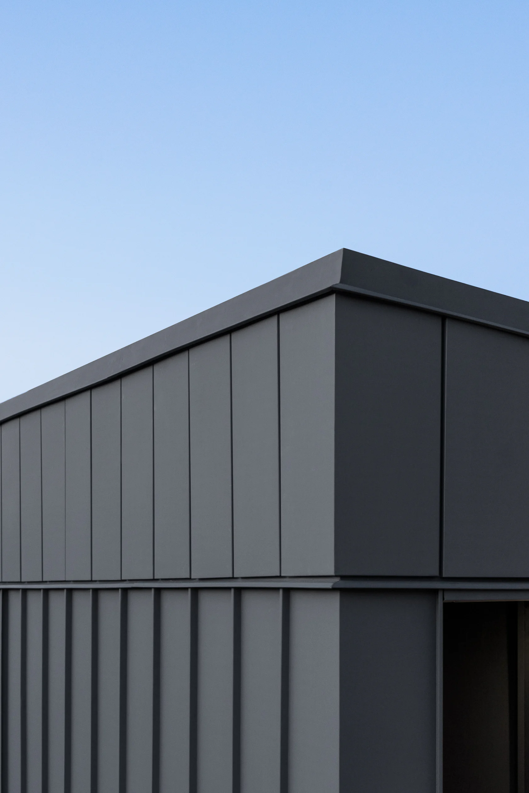 Residence Pontiac_The metal ridge by ALEXANDRE BERNIER ARCHITECTE ...