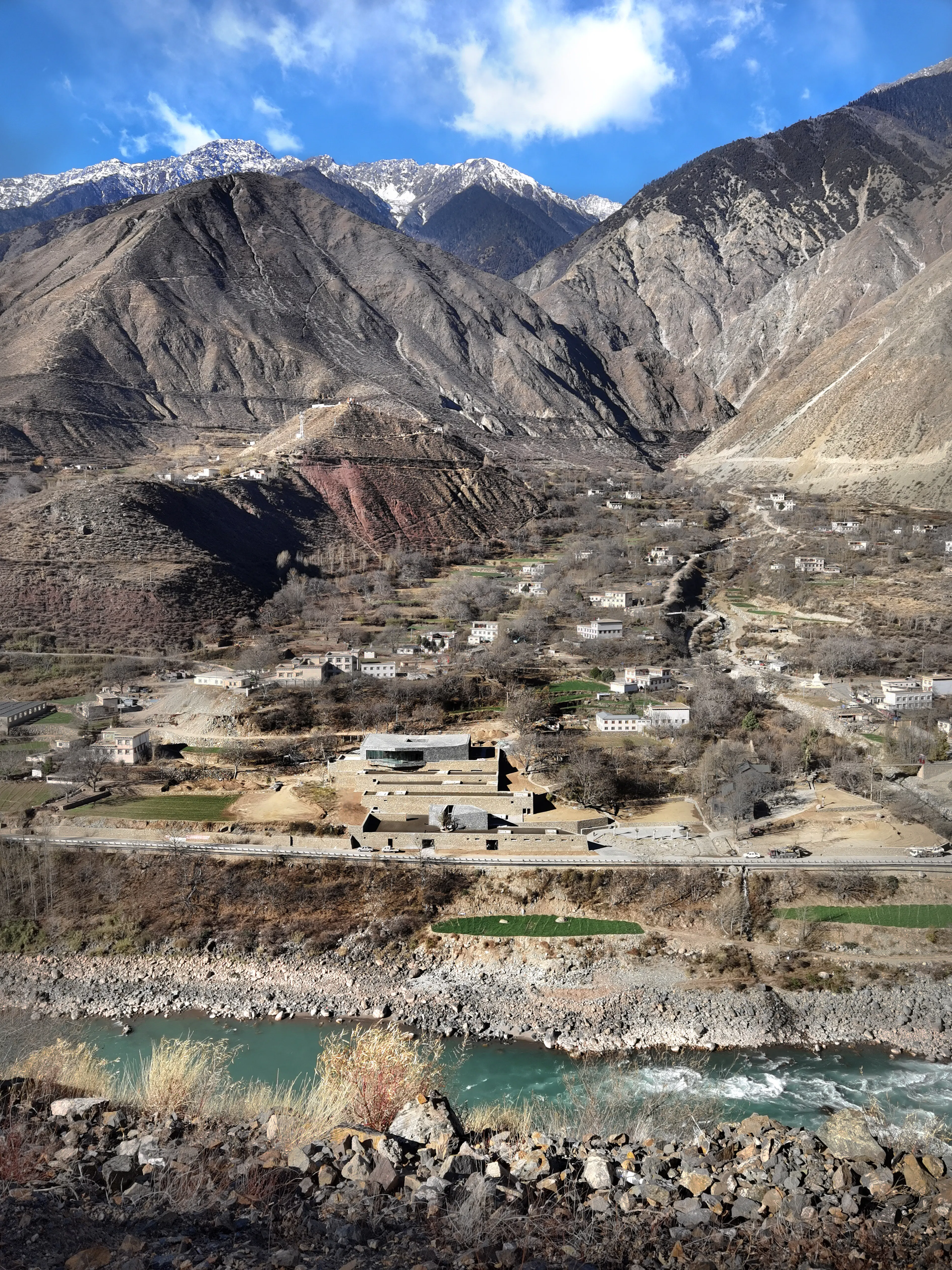 HIDE, A Link between Mountain and River Embedded in Nature --- Quzika 1865 Winery complex — 1