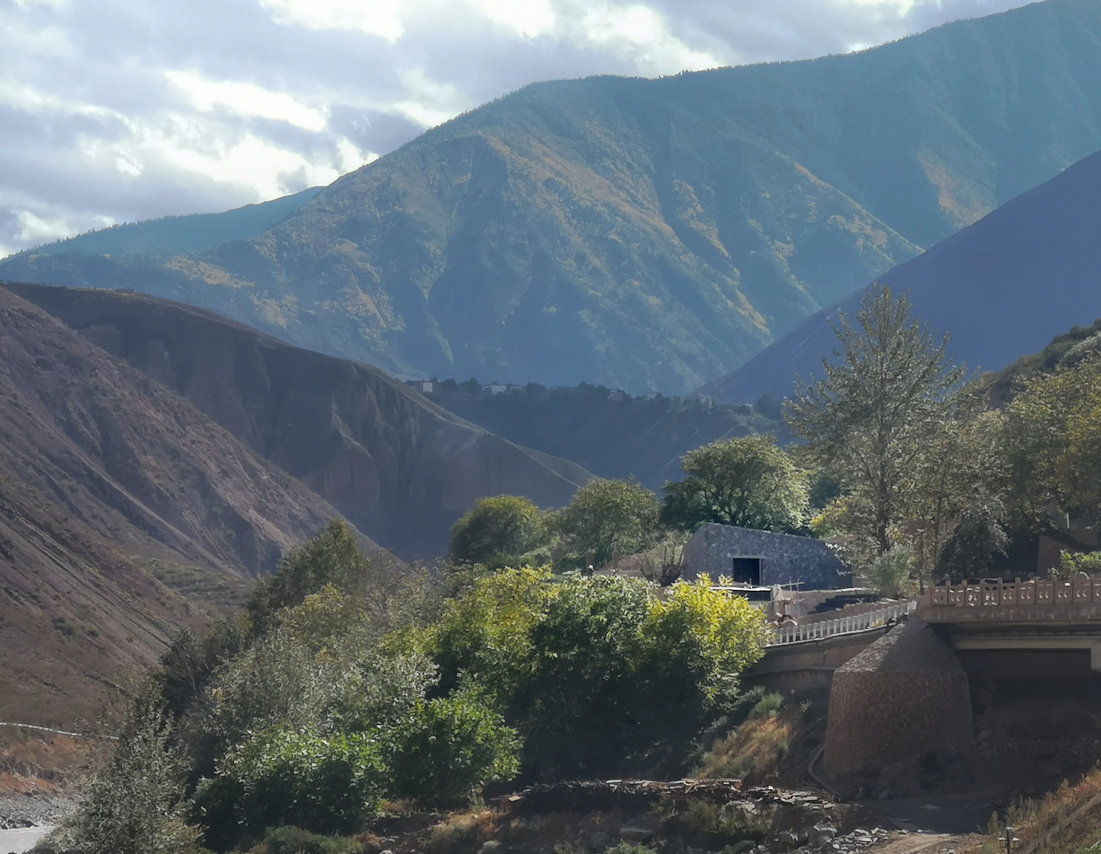 HIDE, A Link between Mountain and River Embedded in Nature --- Quzika 1865 Winery complex — 3