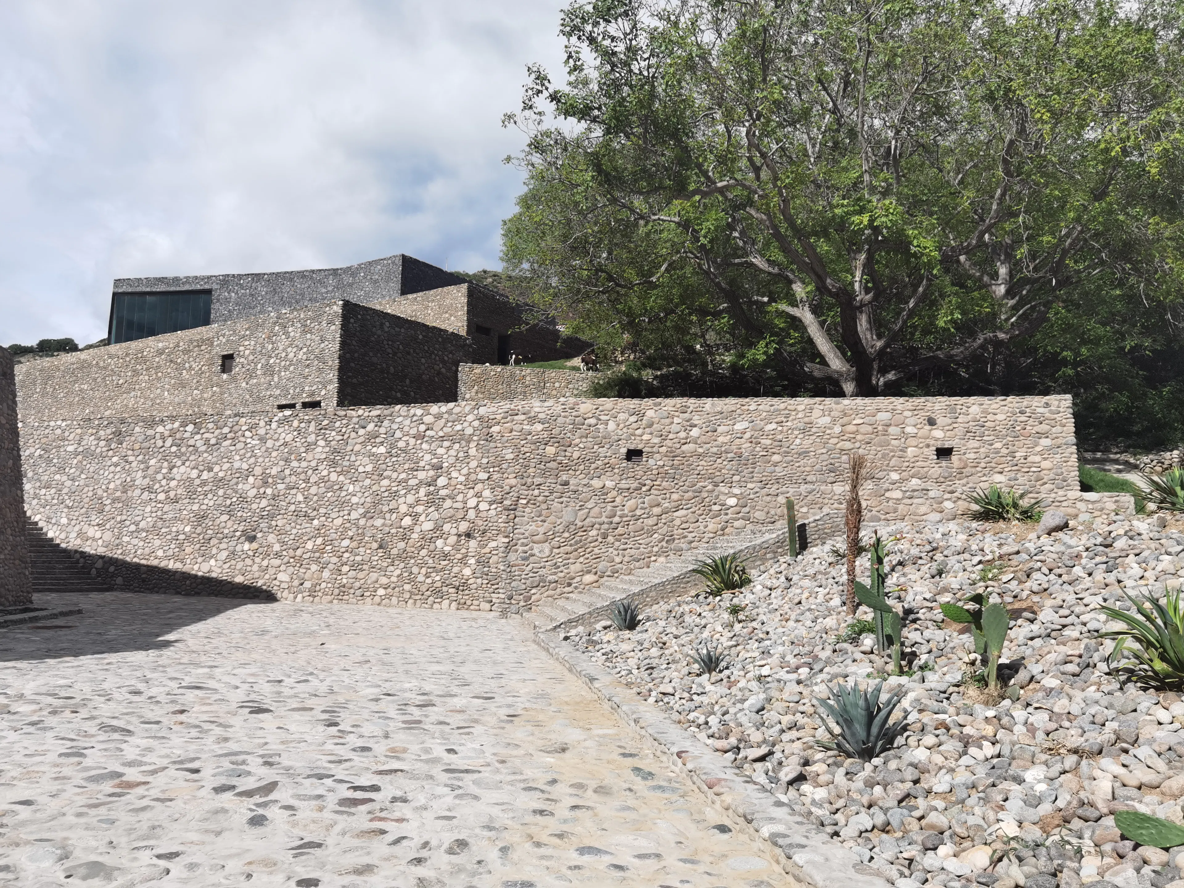 HIDE, A Link between Mountain and River Embedded in Nature --- Quzika 1865 Winery complex — 6