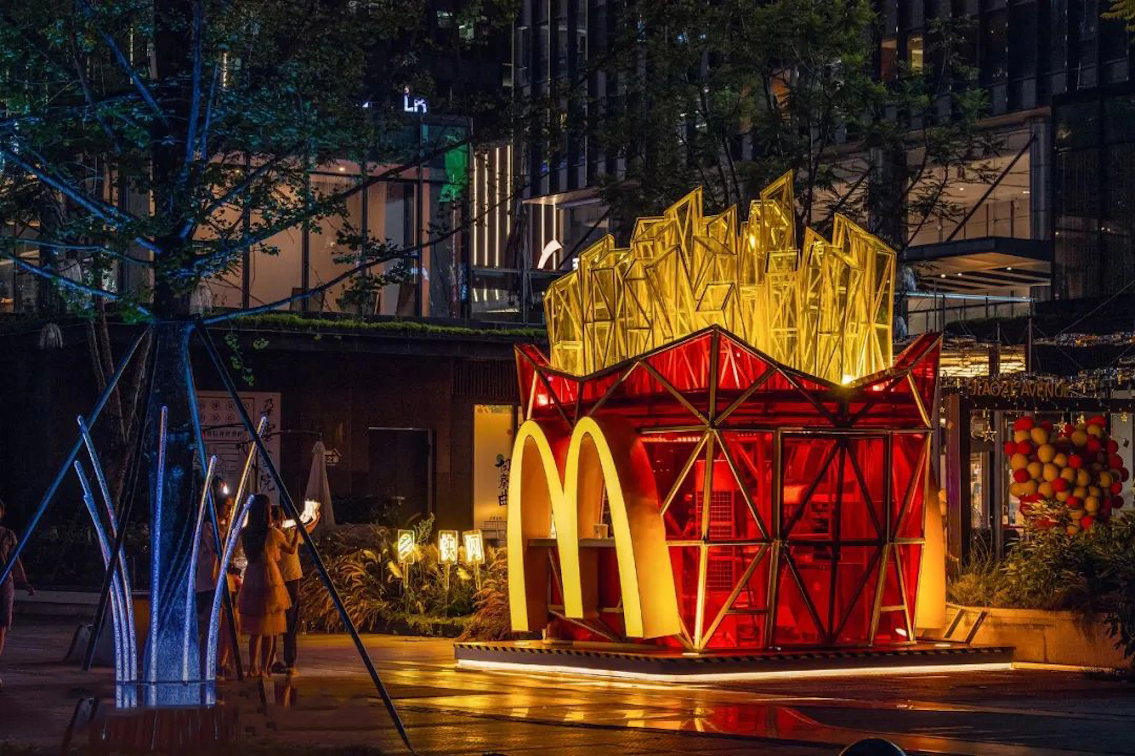 "McDonald's Three Brothers" Pop-up Store — 3