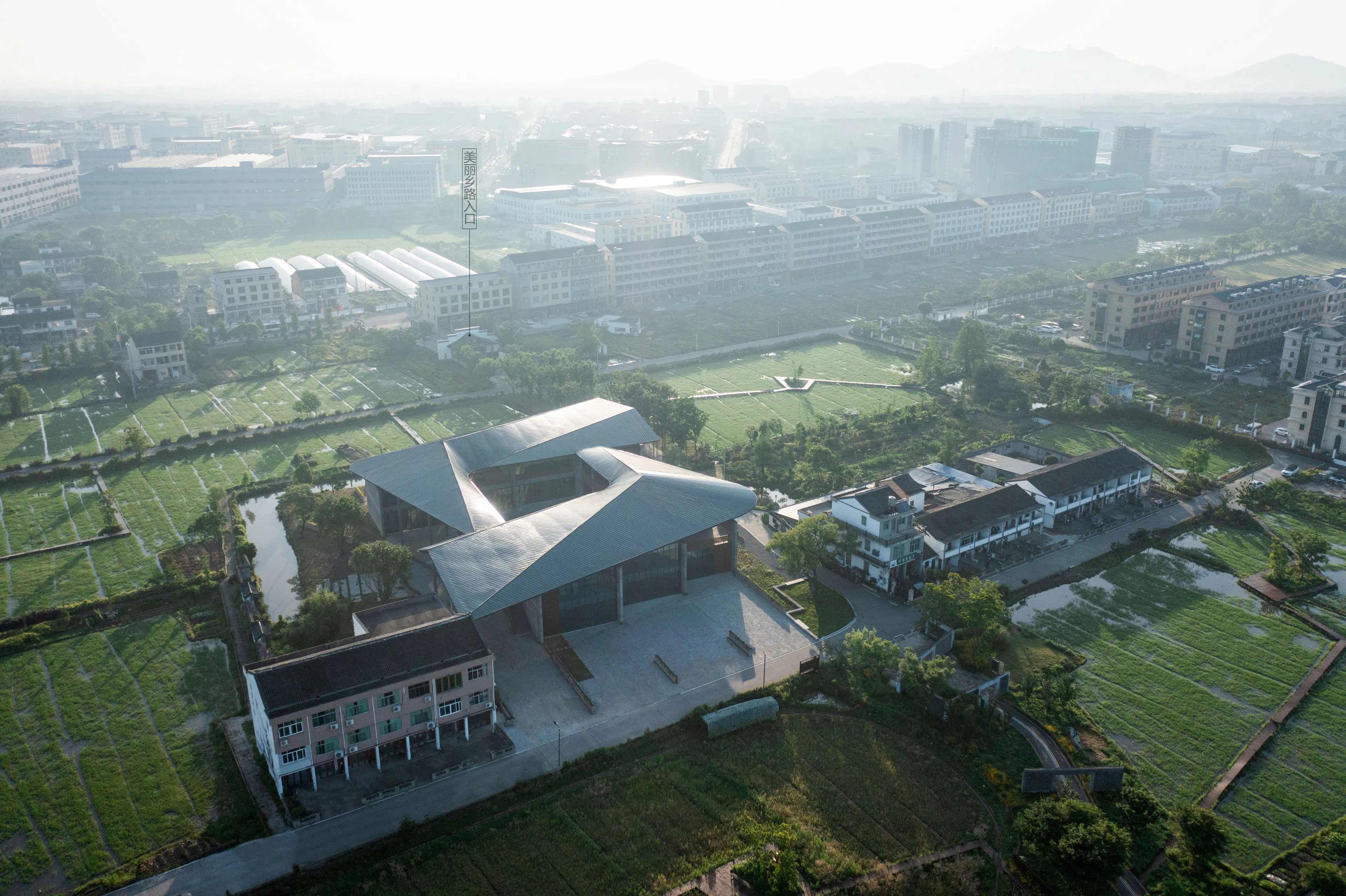 A rural settlement under a stream shape roof——The cultural auditorium of Xiaowufen Village