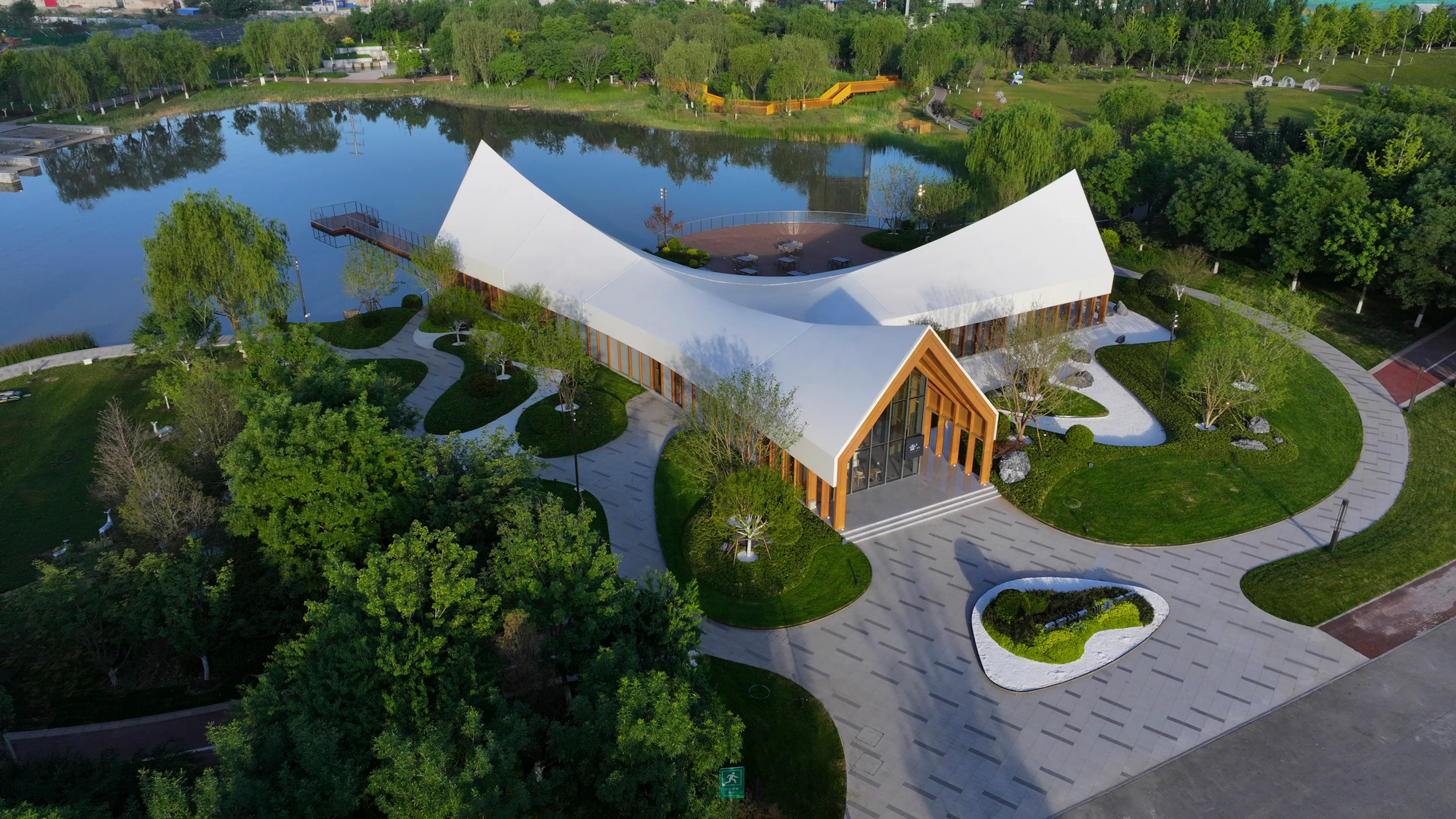 LONGHE CENTRAL PARK LAKESIDE RESTAURANT