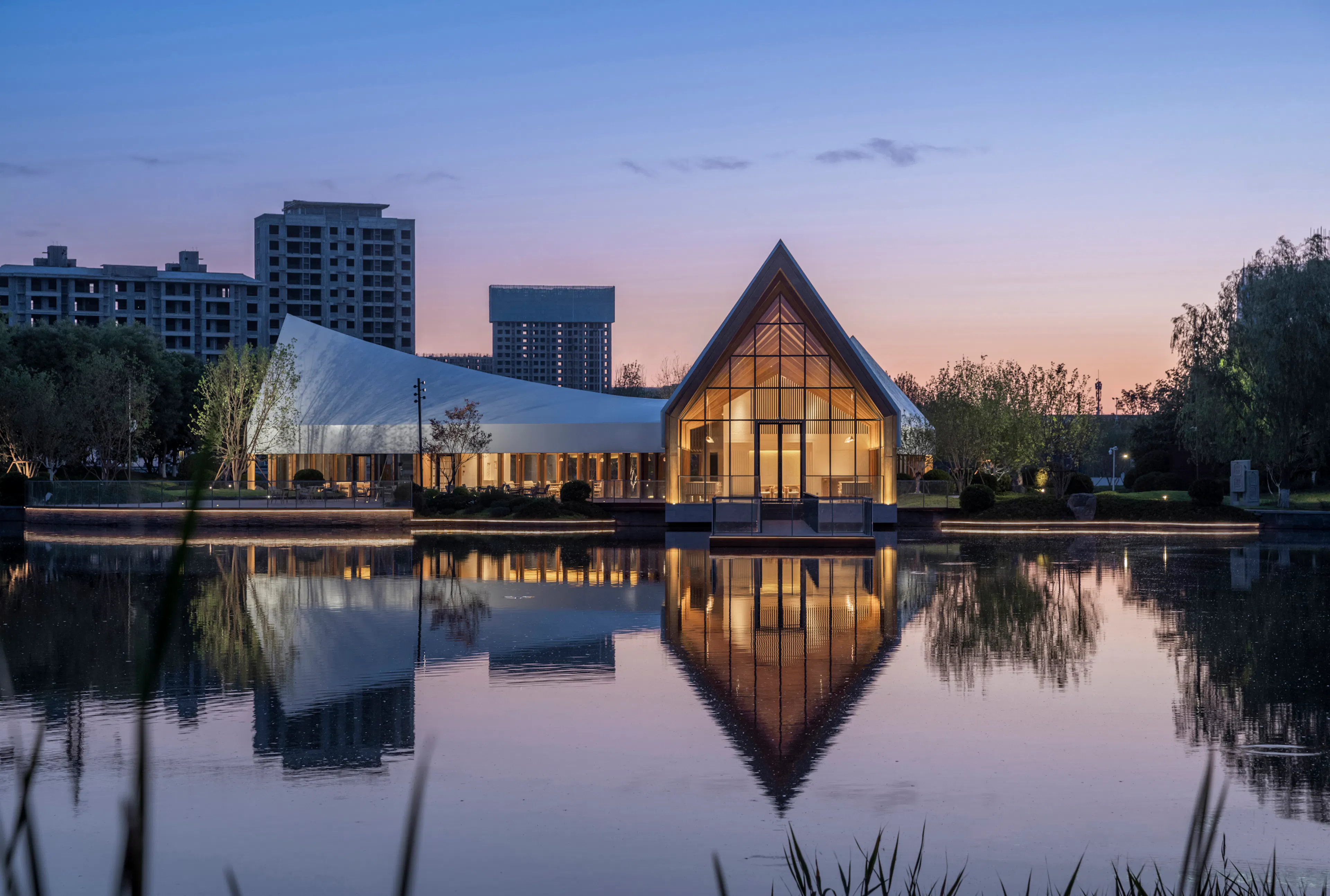 LONGHE CENTRAL PARK LAKESIDE RESTAURANT — 1