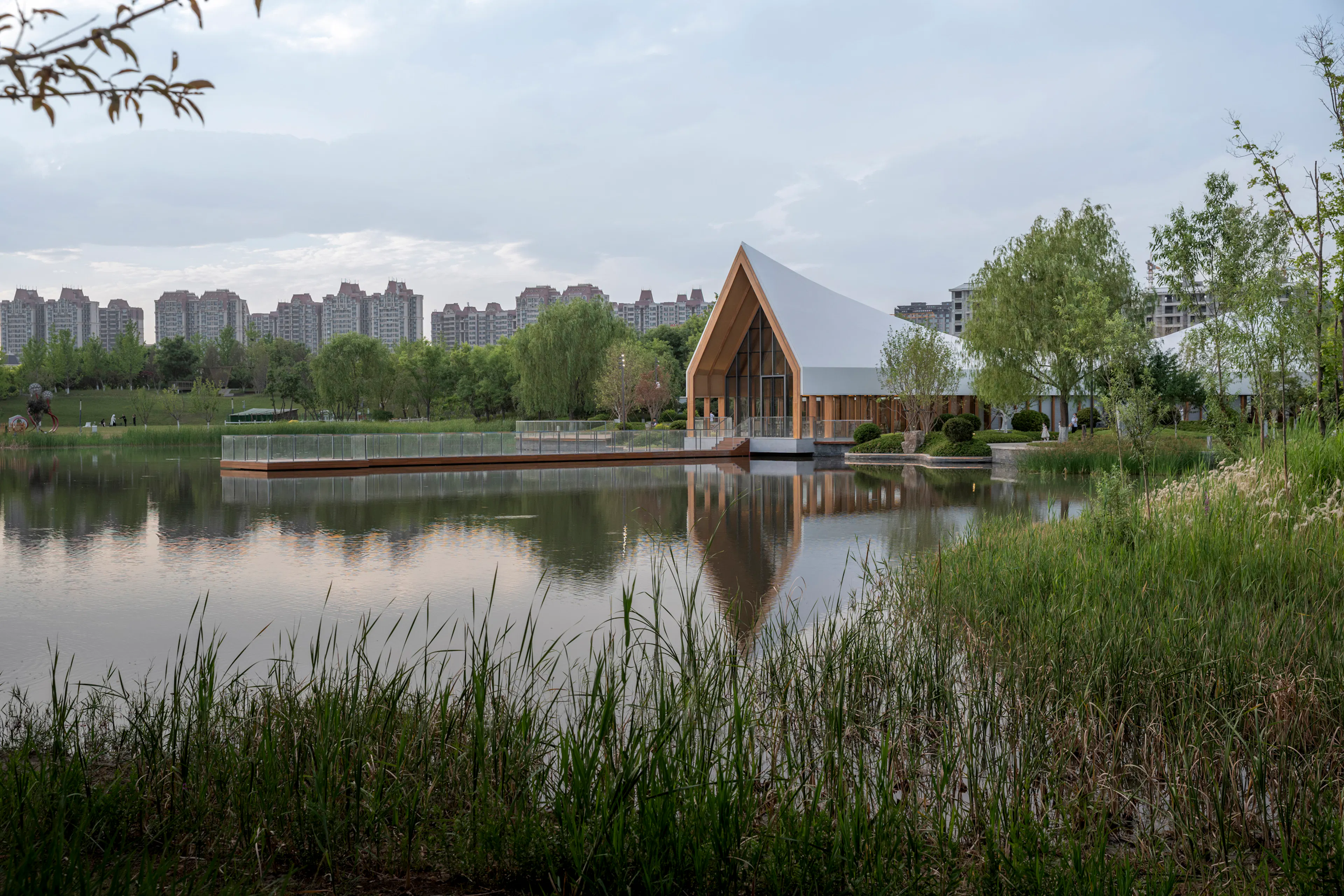 LONGHE CENTRAL PARK LAKESIDE RESTAURANT — 2