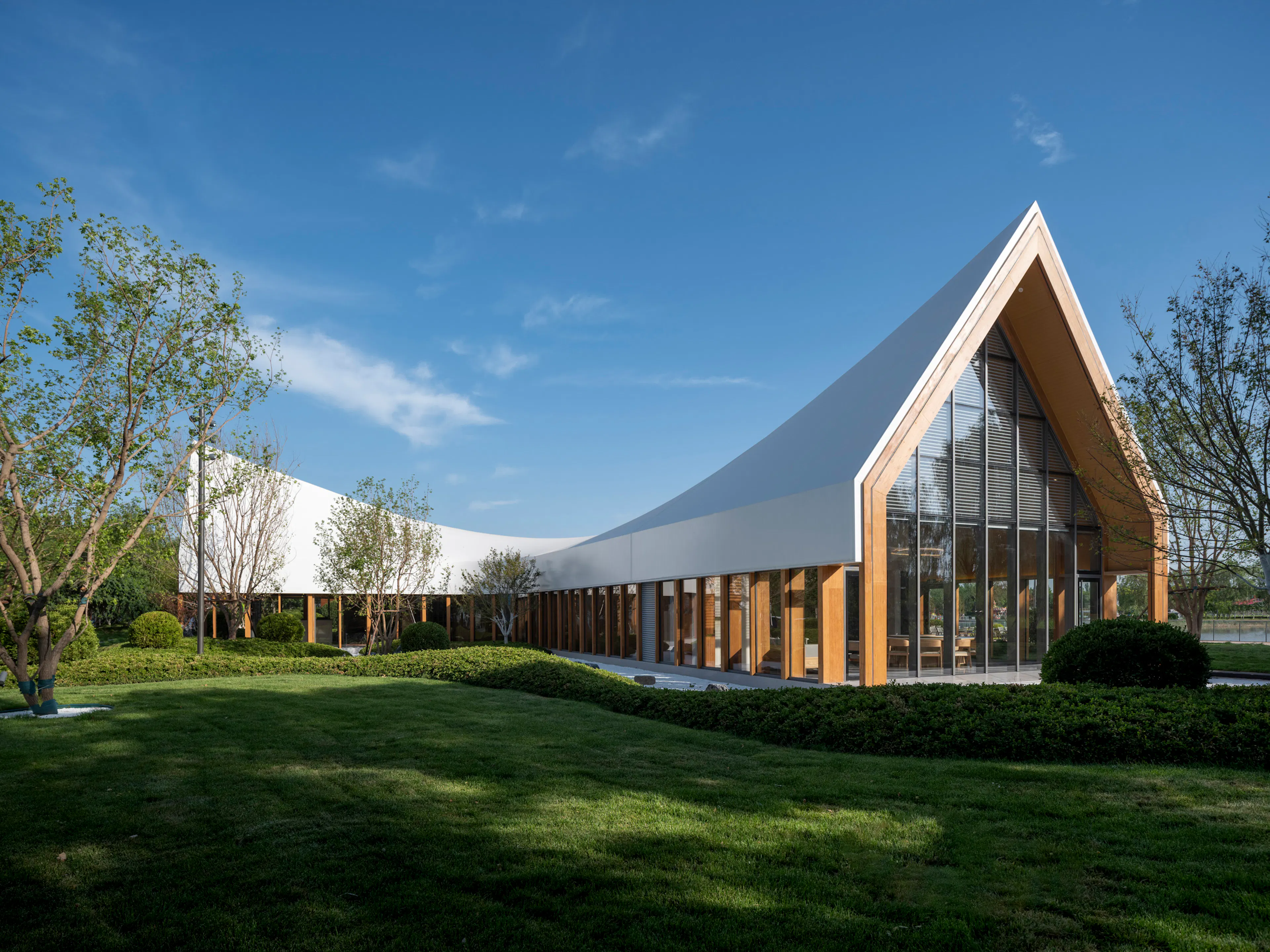 LONGHE CENTRAL PARK LAKESIDE RESTAURANT — 3