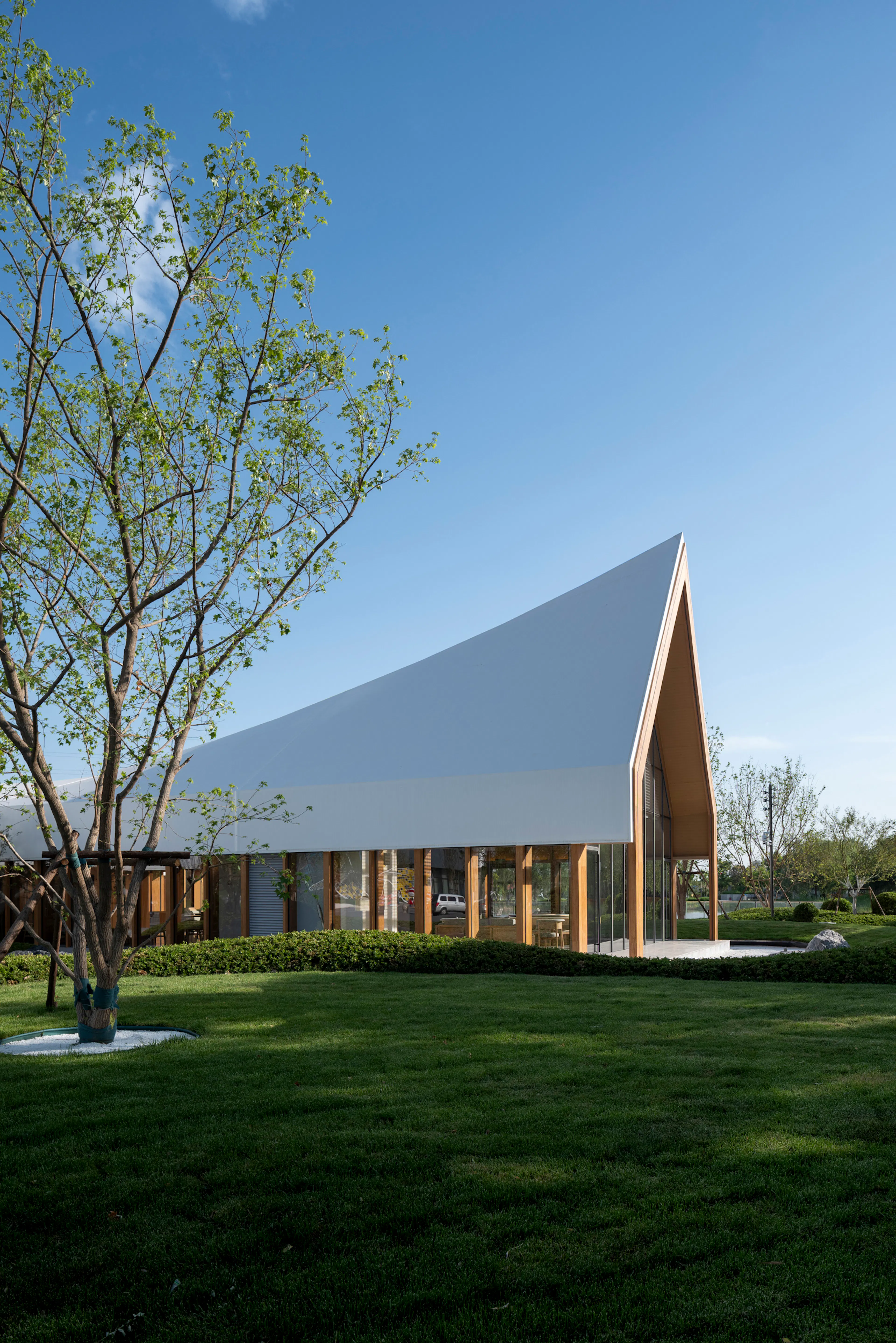 LONGHE CENTRAL PARK LAKESIDE RESTAURANT — 4