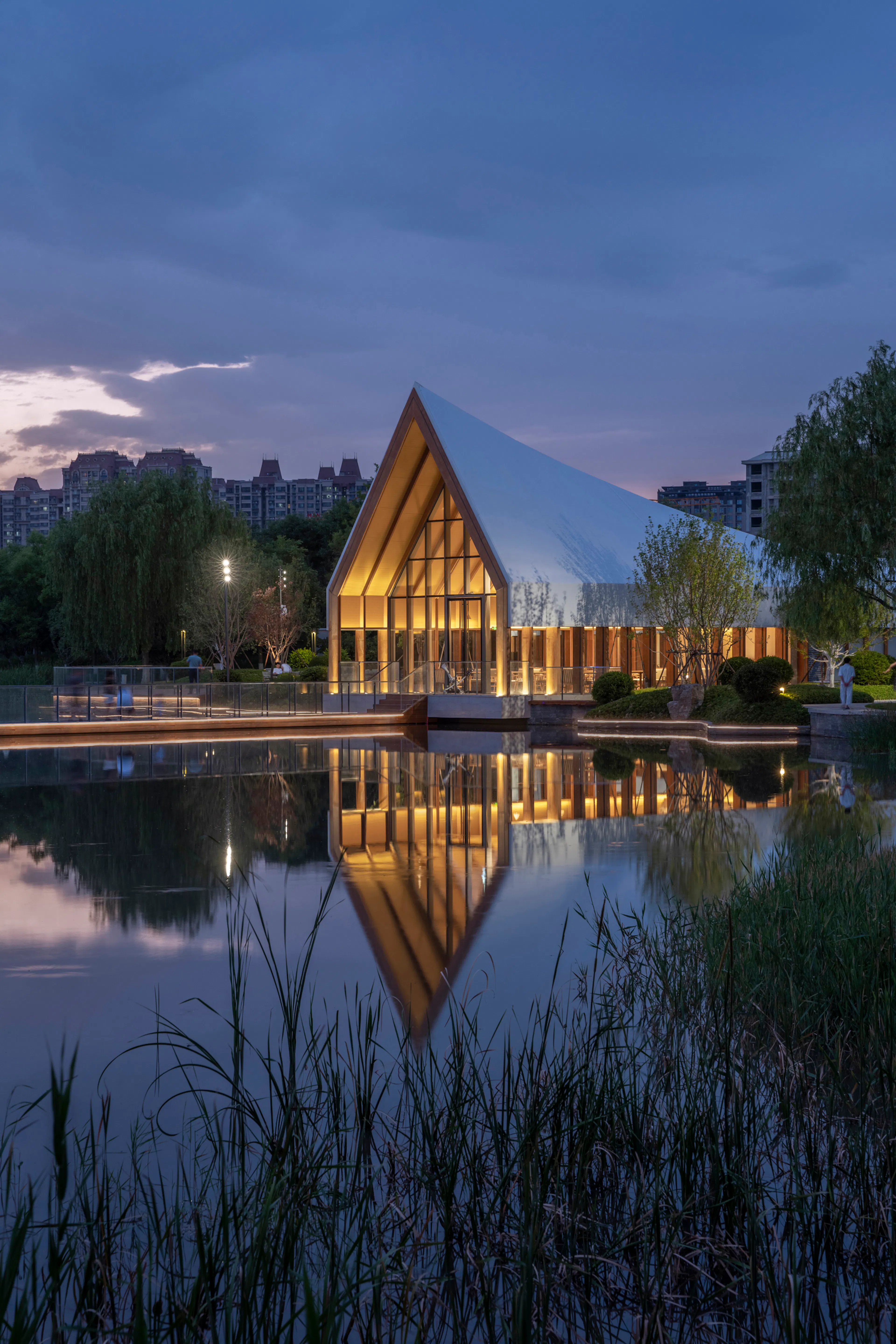 LONGHE CENTRAL PARK LAKESIDE RESTAURANT — 6
