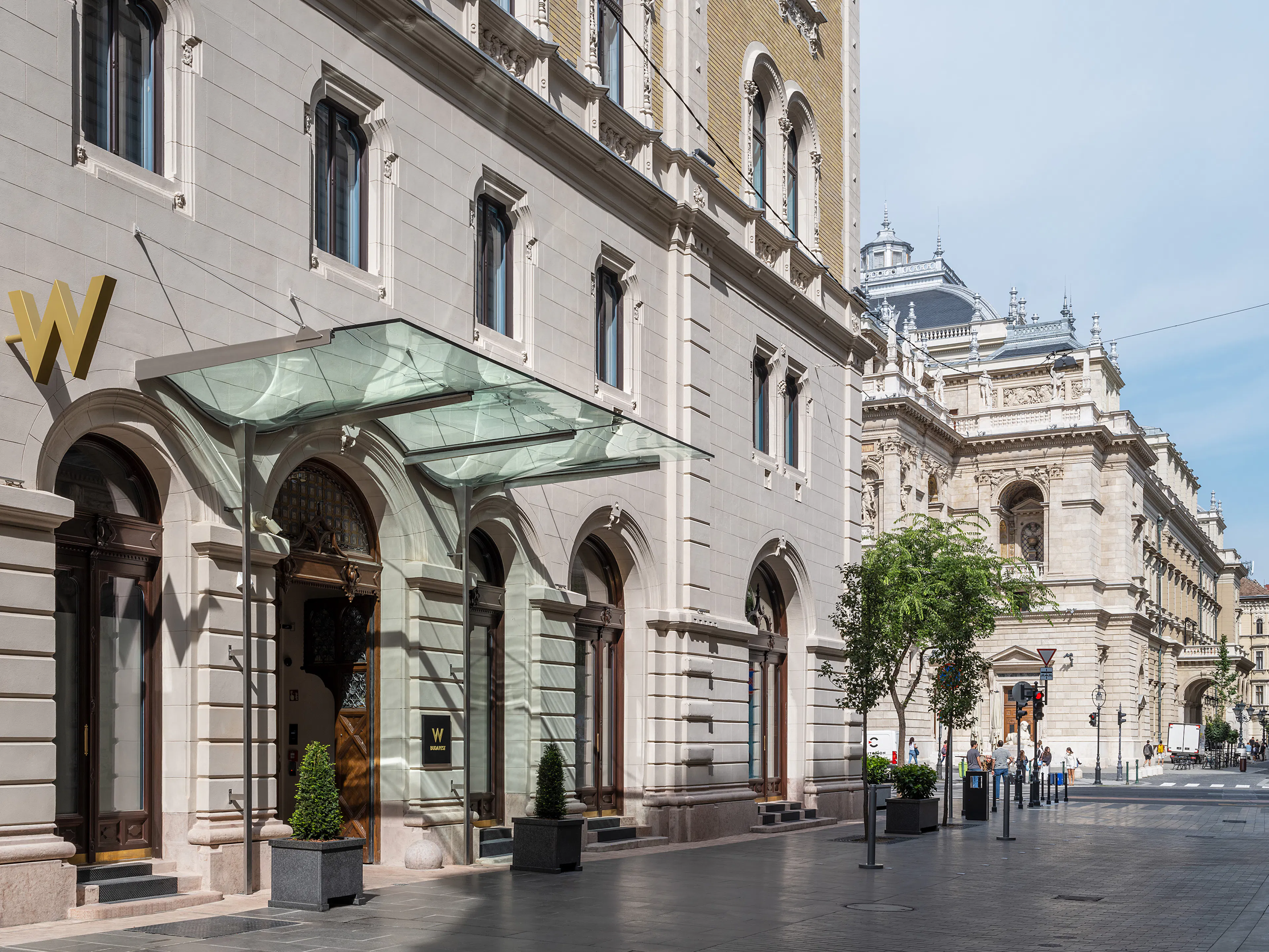 Reconciling periods – A contemporary glass roof in a heritage building — 9