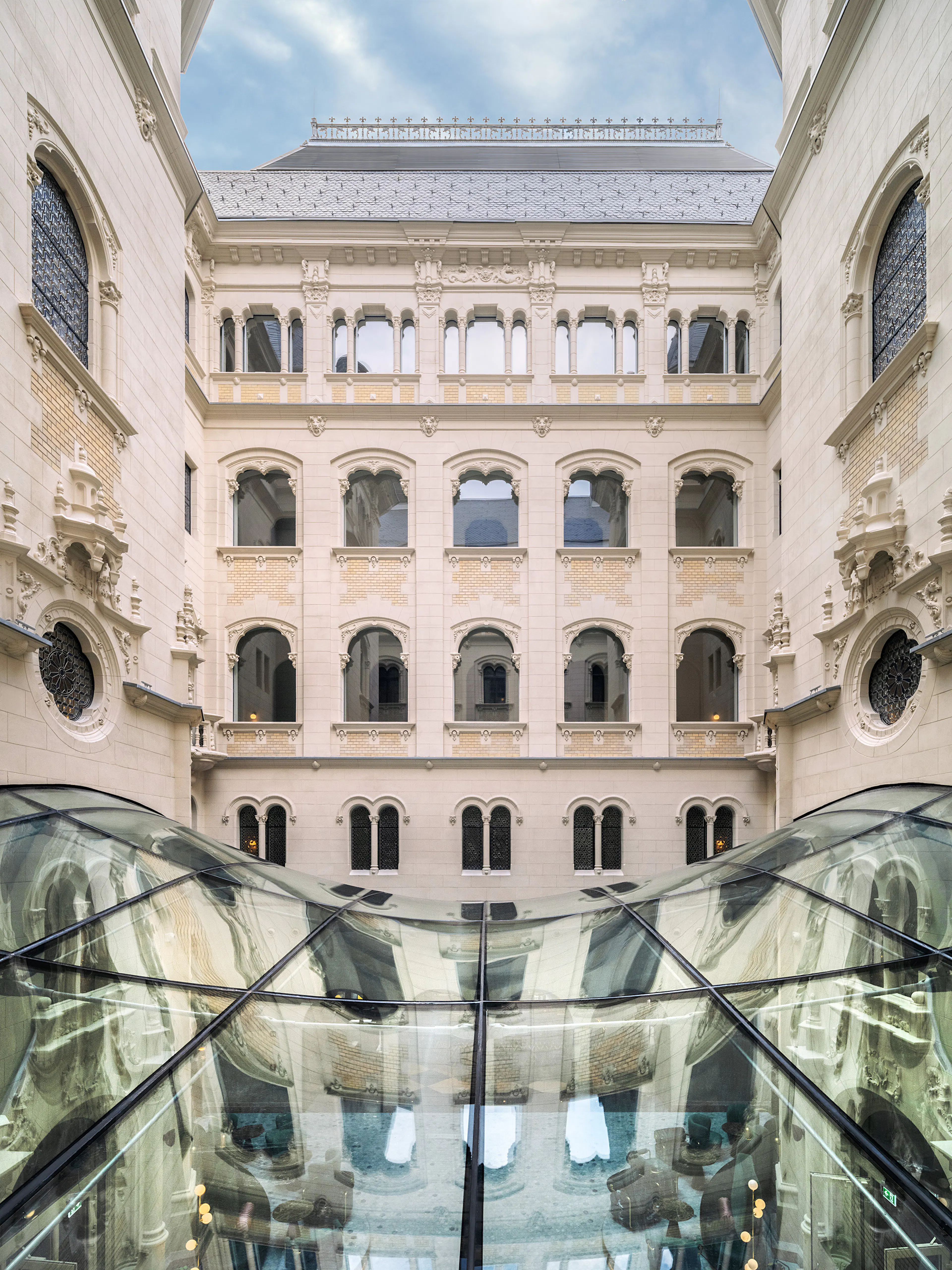 Reconciling periods – A contemporary glass roof in a heritage building — 1