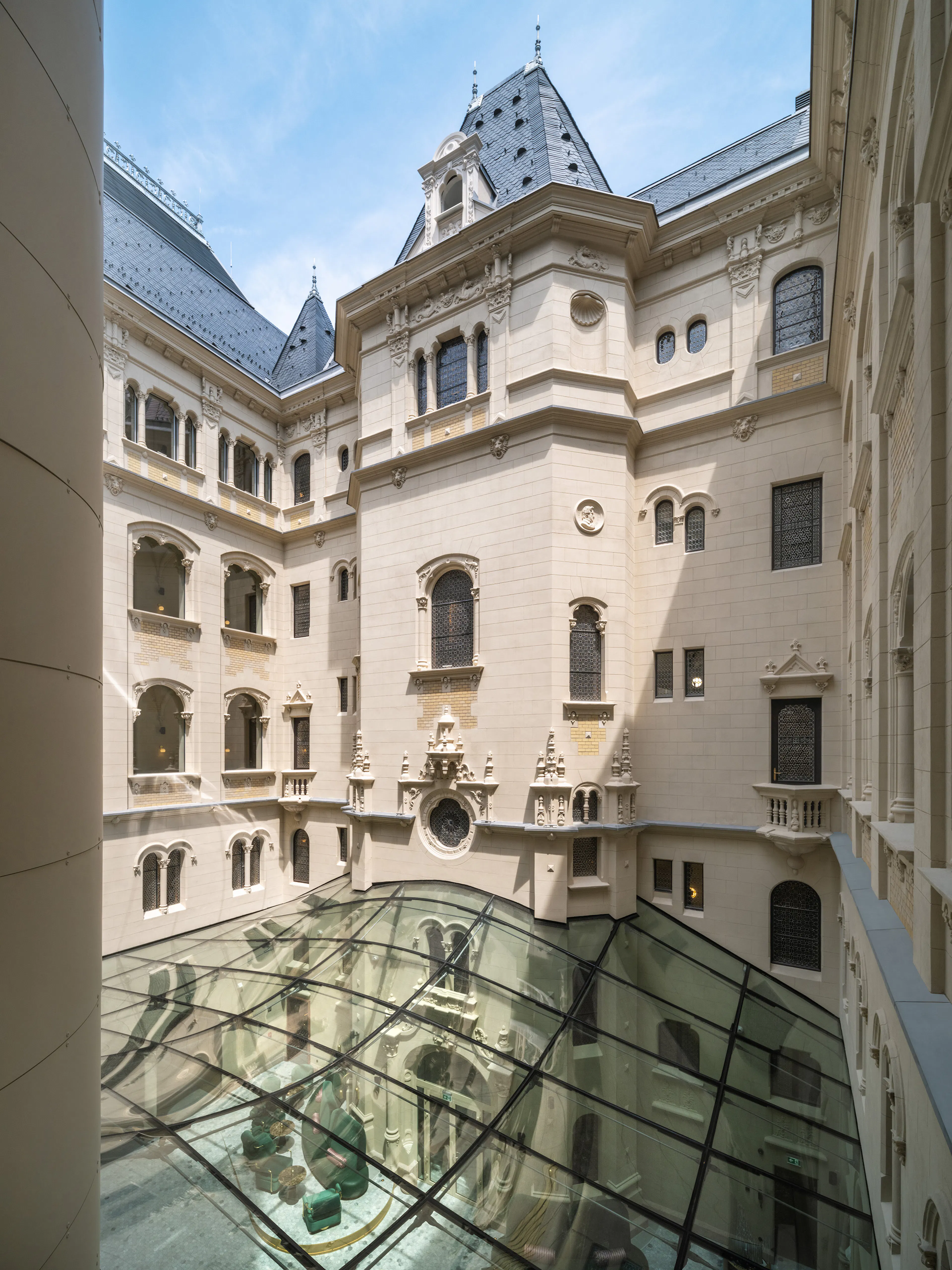 Reconciling periods – A contemporary glass roof in a heritage building — 2