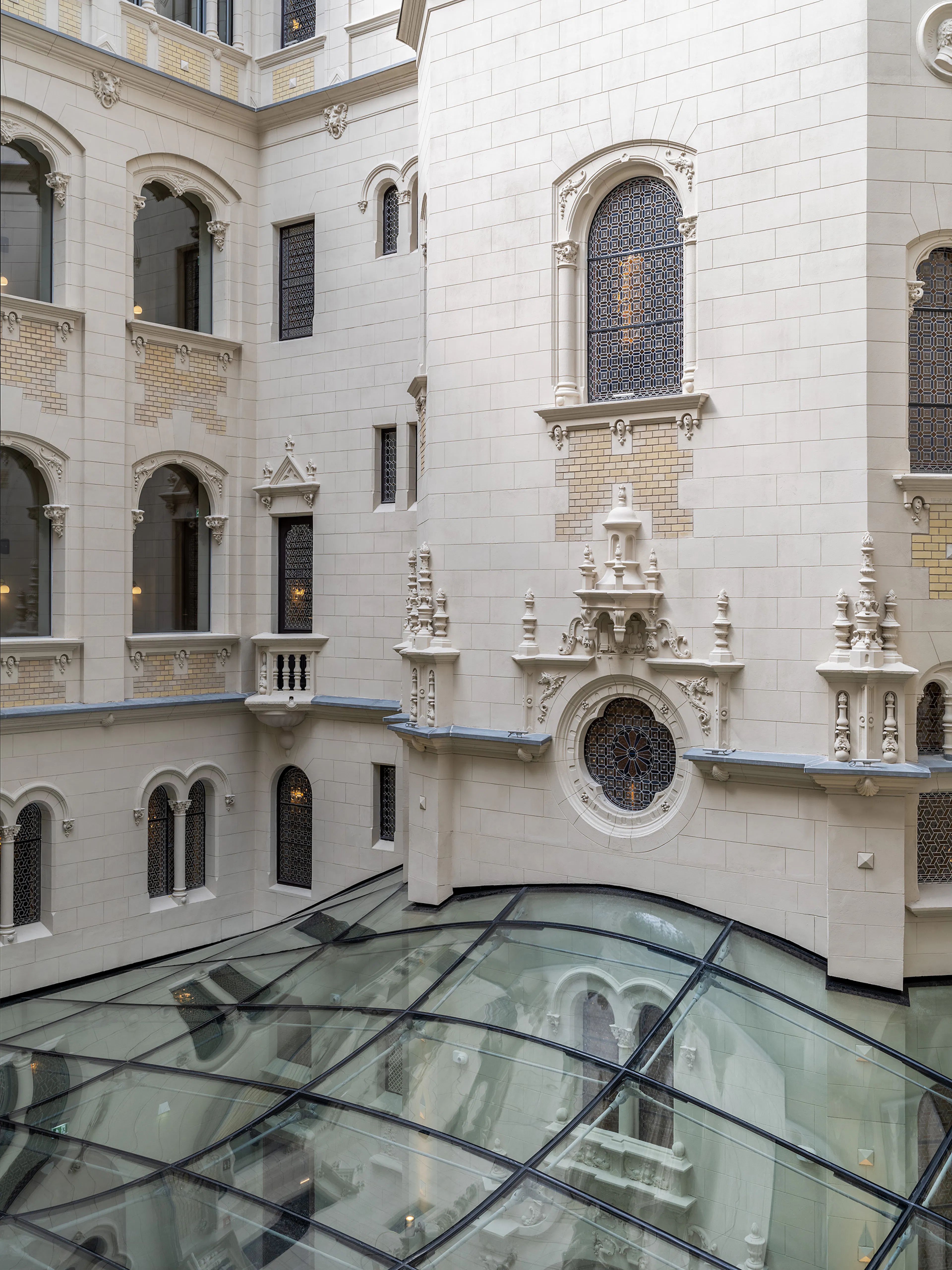 Reconciling periods – A contemporary glass roof in a heritage building — 3