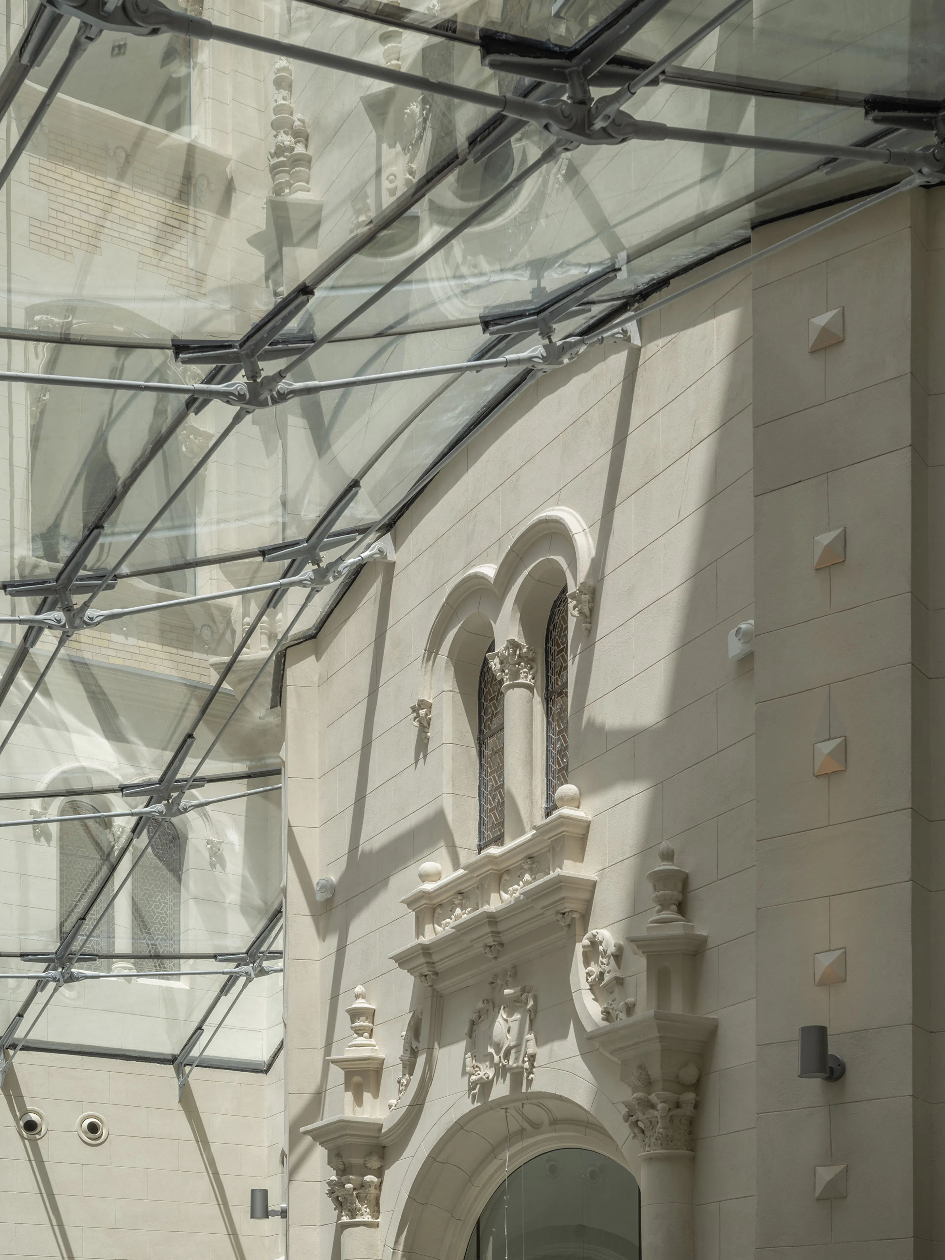 Reconciling periods – A contemporary glass roof in a heritage building — 4