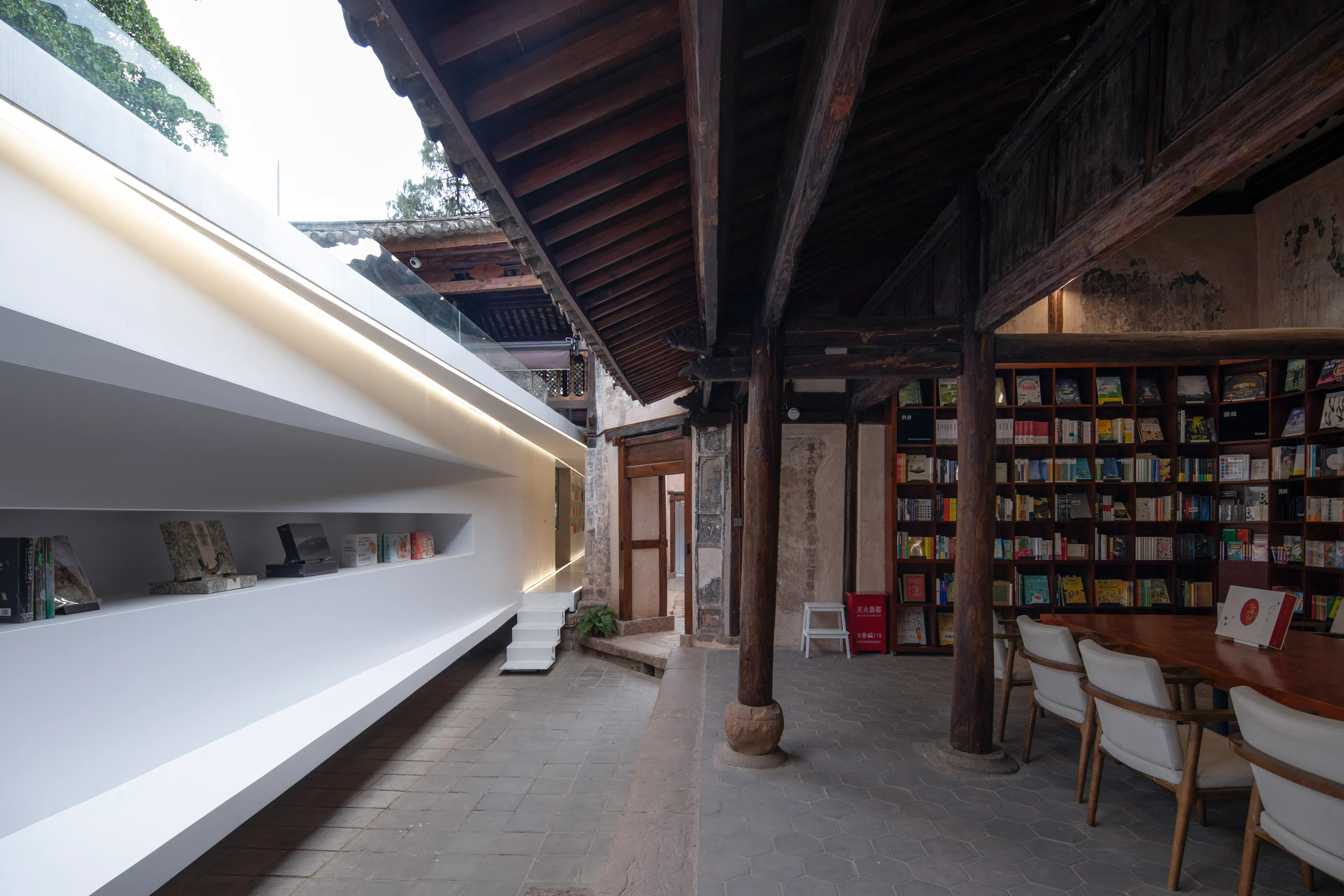 Weishan Chongzheng Academy Bookstore of Librairie Avant-Garde — 19