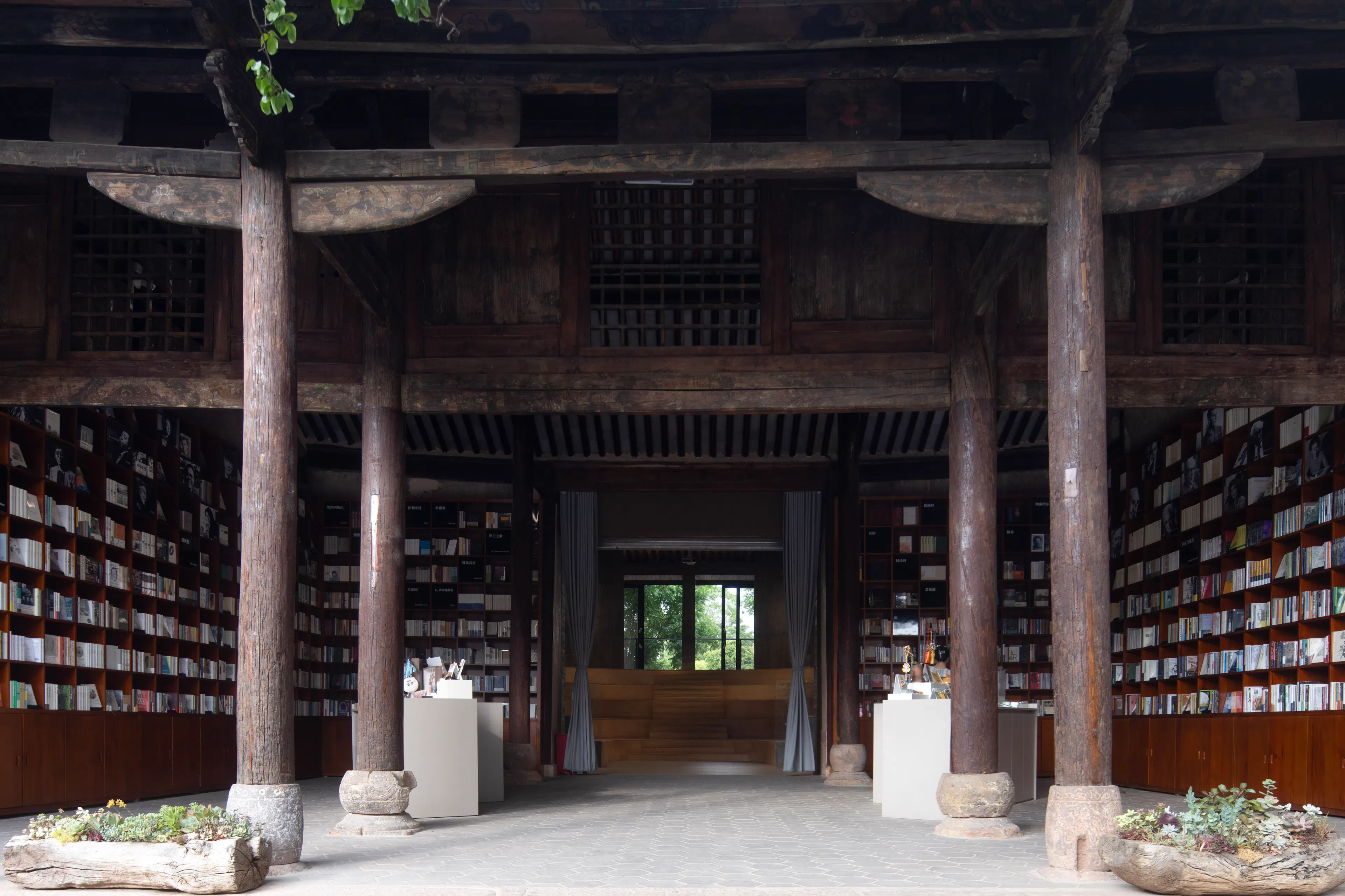 Weishan Chongzheng Academy Bookstore of Librairie Avant-Garde — 22