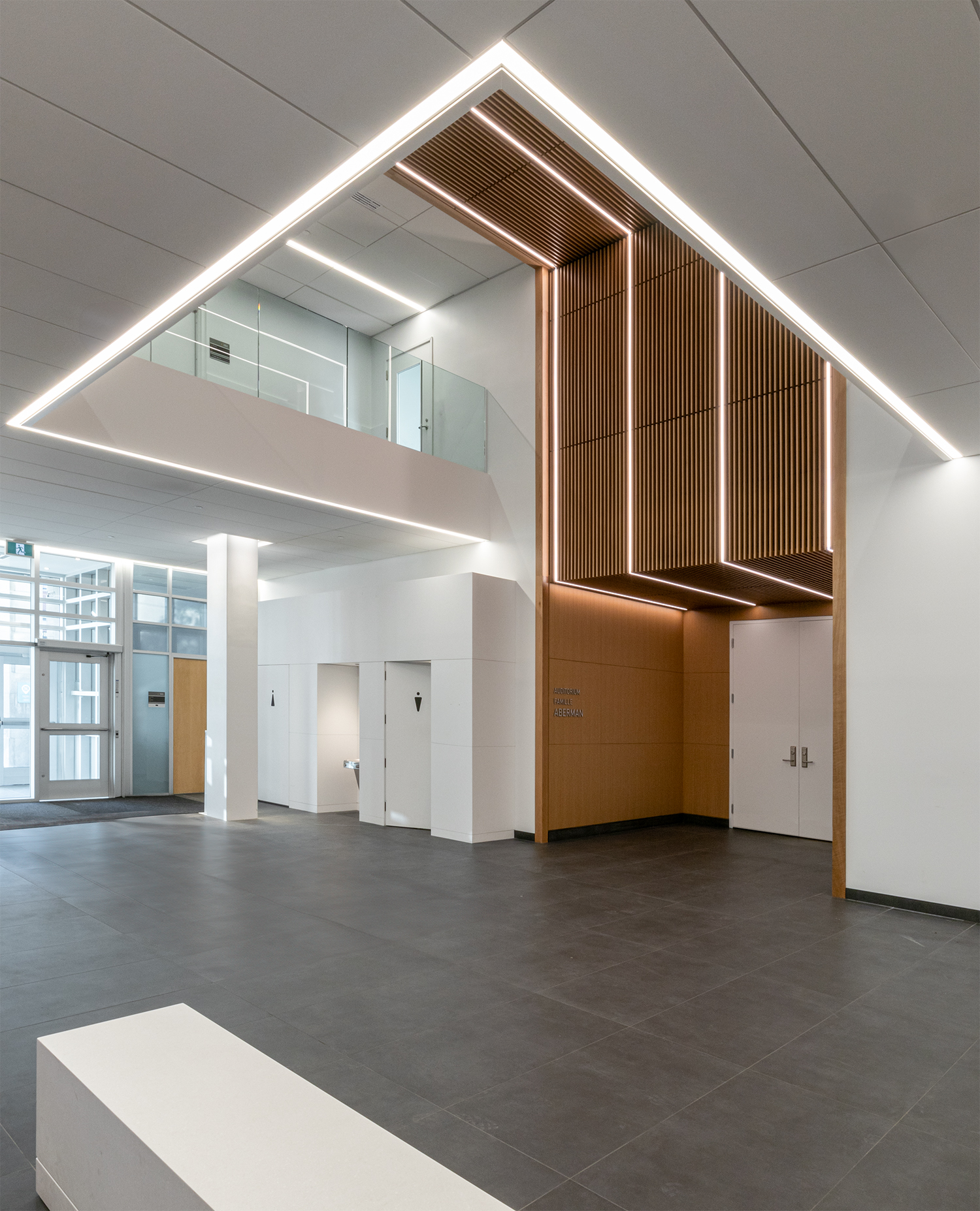 Hall d'entrée Aberman de l'Hôpital général Juif by Archi– - Architizer