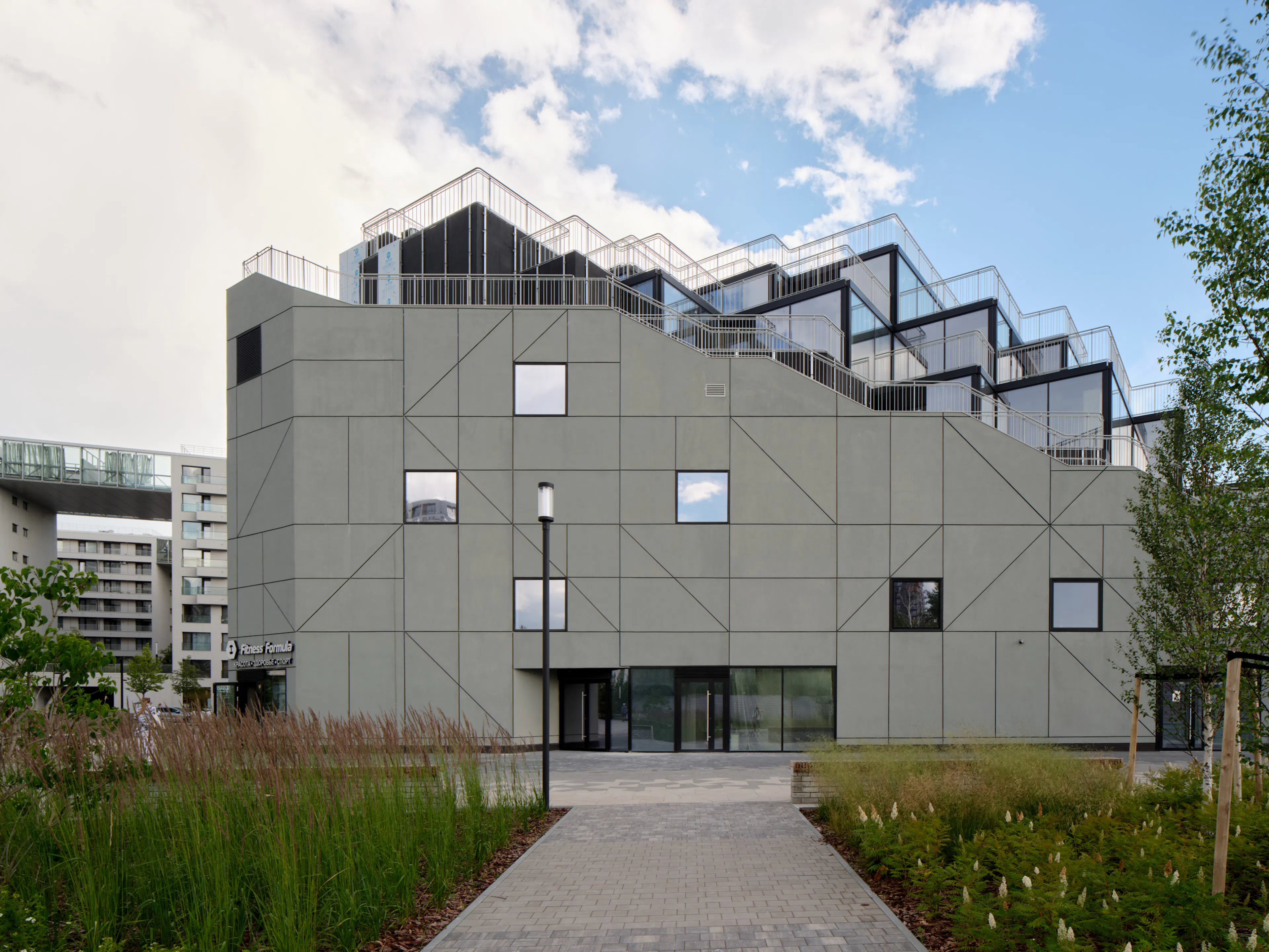 Multifunctional community center based on parking in the "European Riverfront"