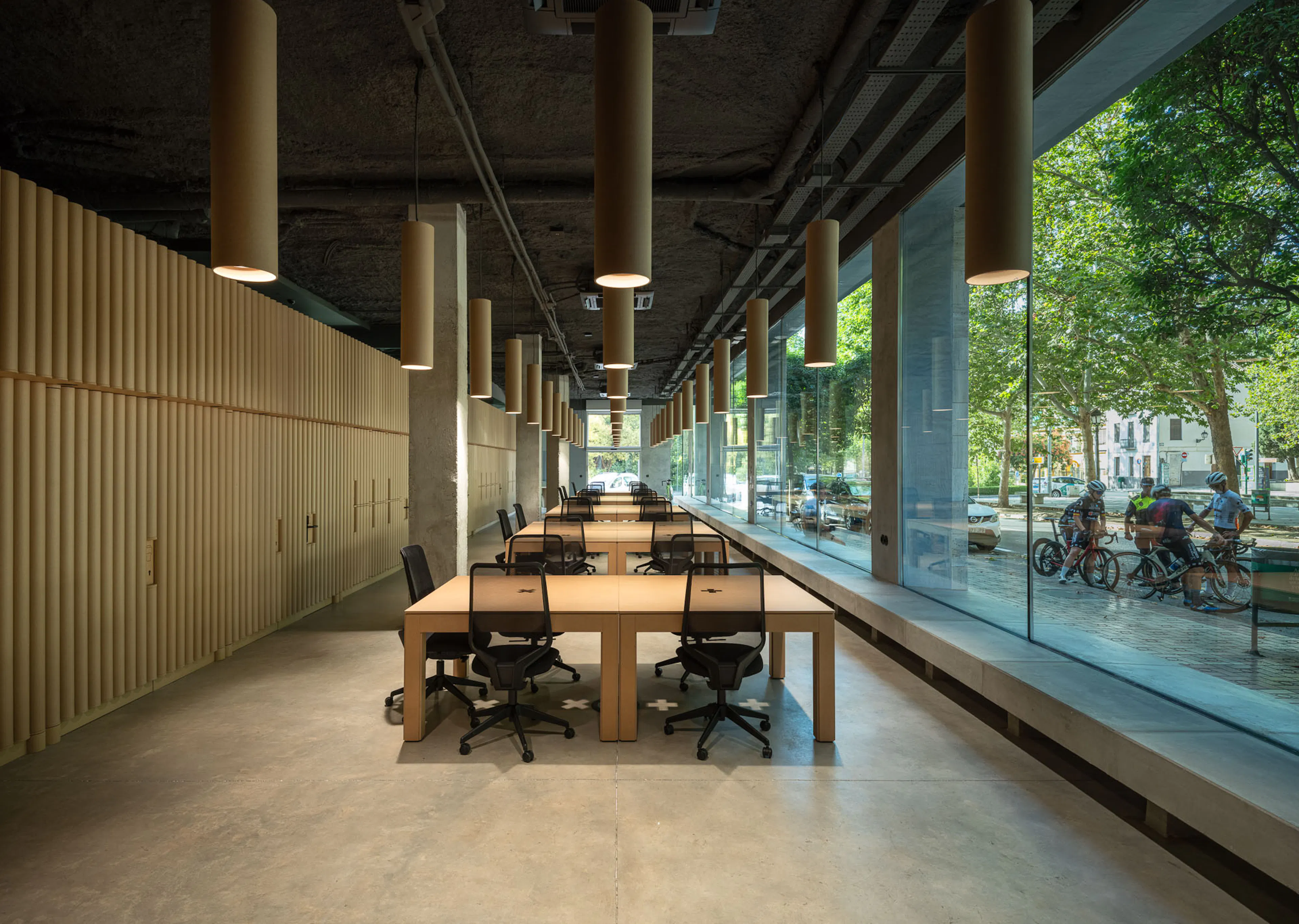 Red Cross on the Street. A Cardboard Office — 7