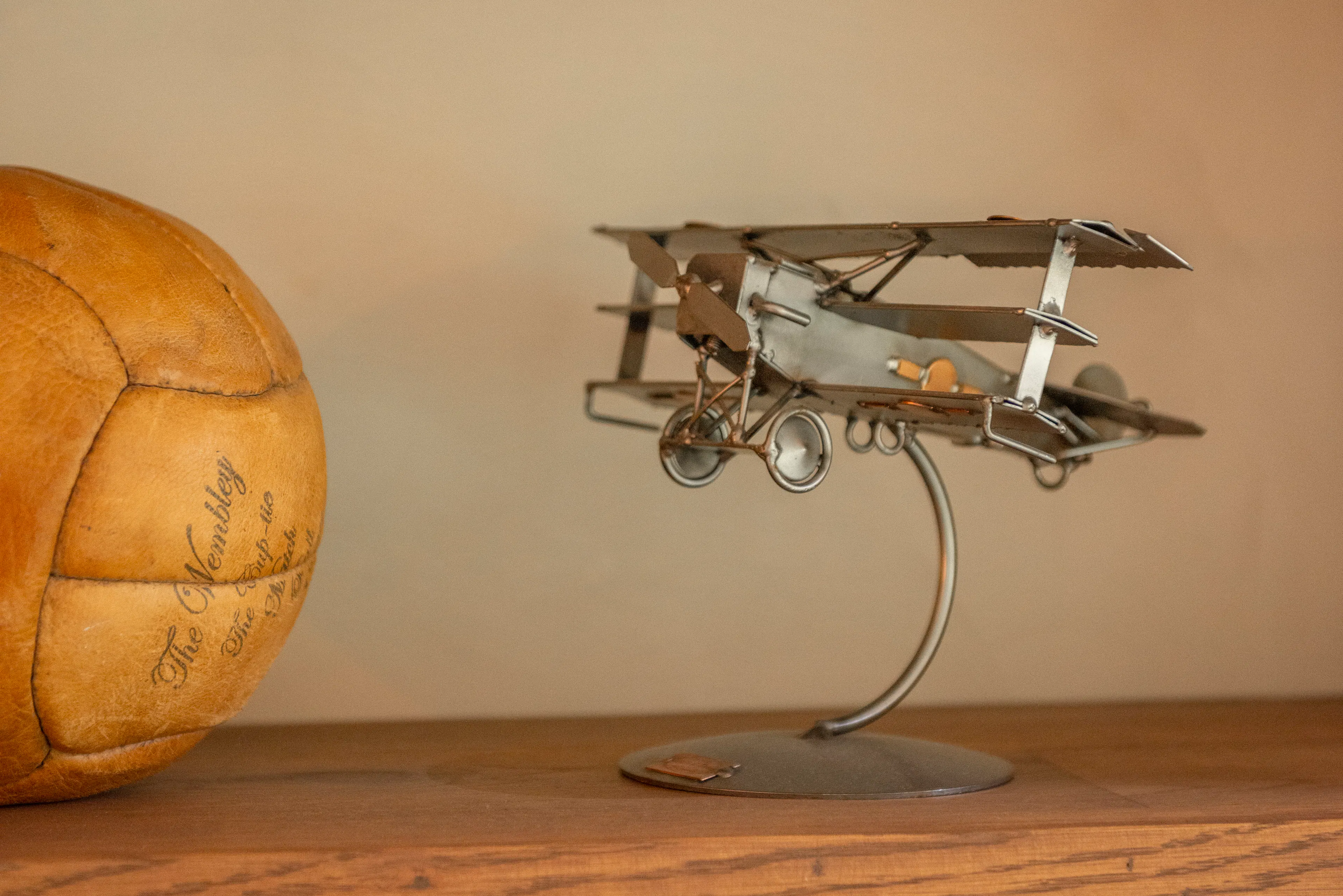 Sous les Ailes — 23