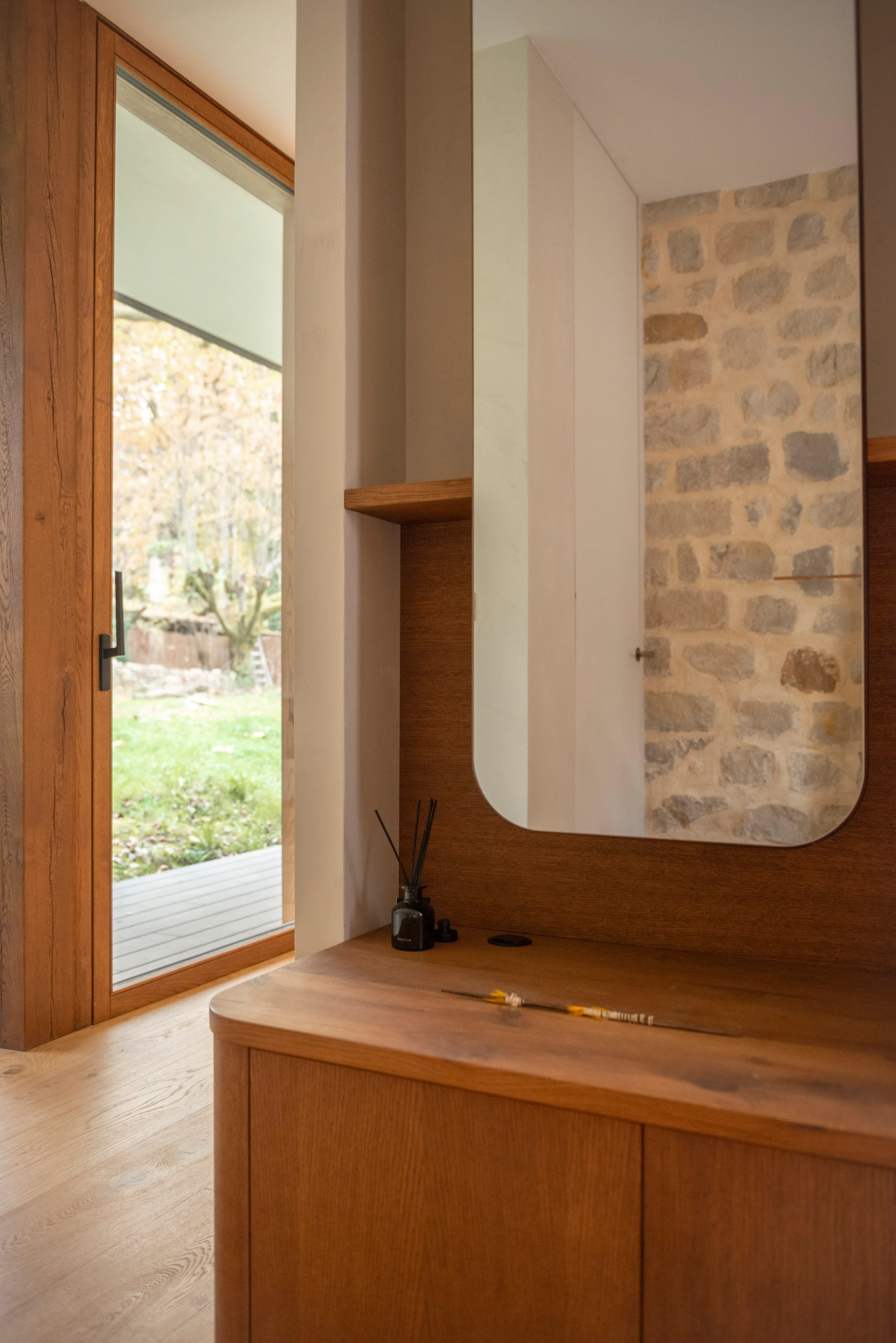 Sous les Ailes — 24