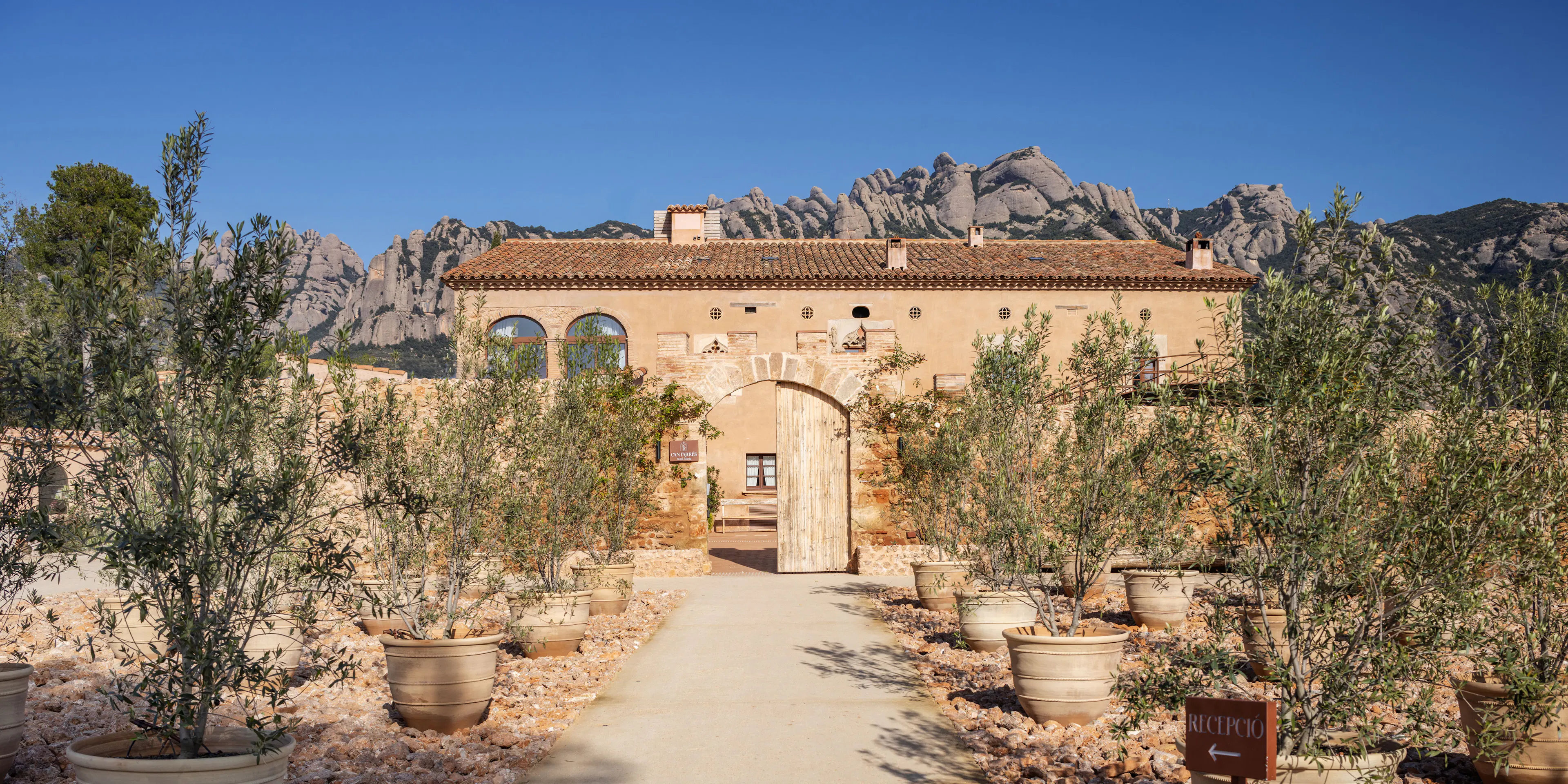 Hotel Masía Can Farrés. Restoring the links between architecture and landscape
