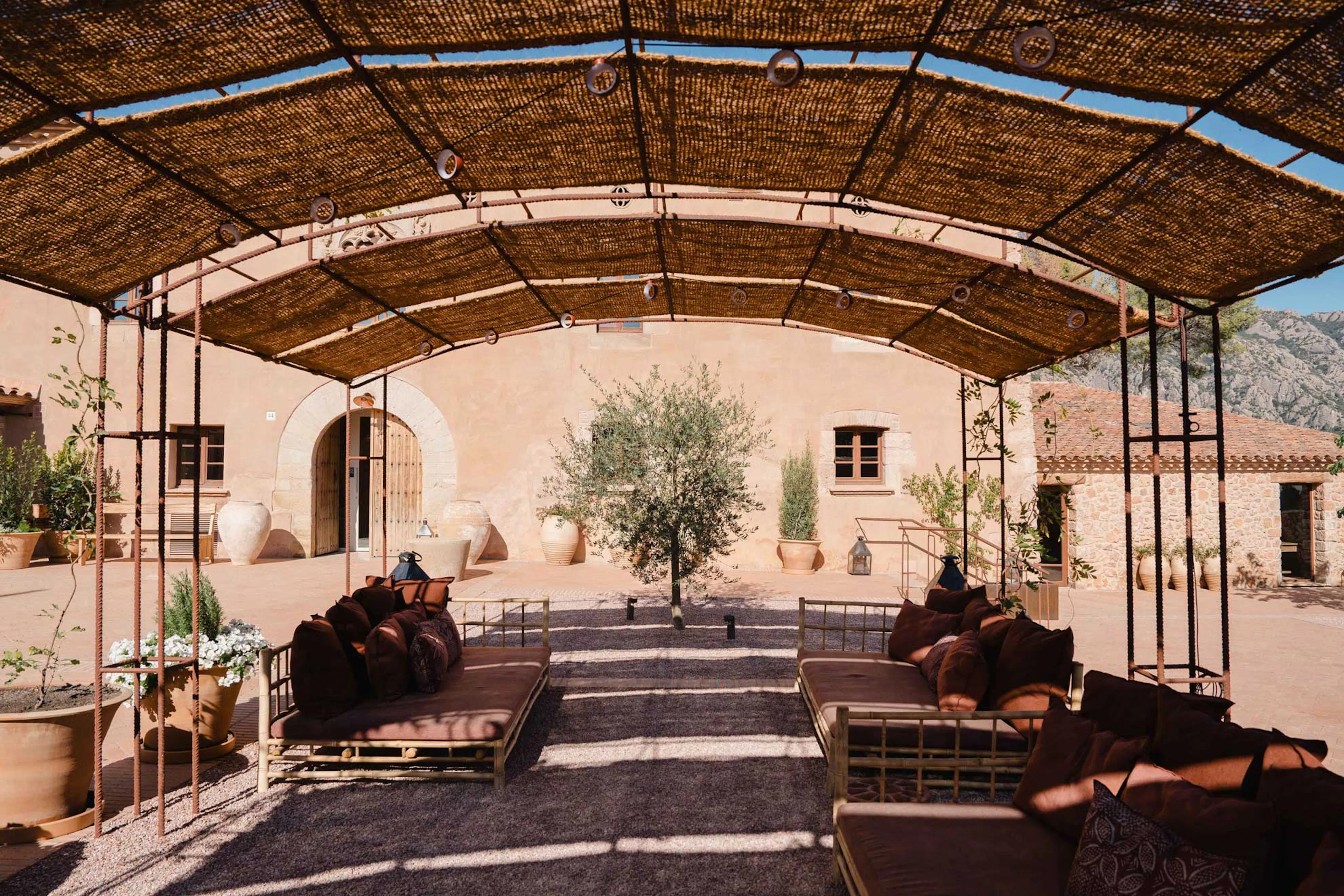 Hotel Masía Can Farrés. Restoring the links between architecture and landscape — 2