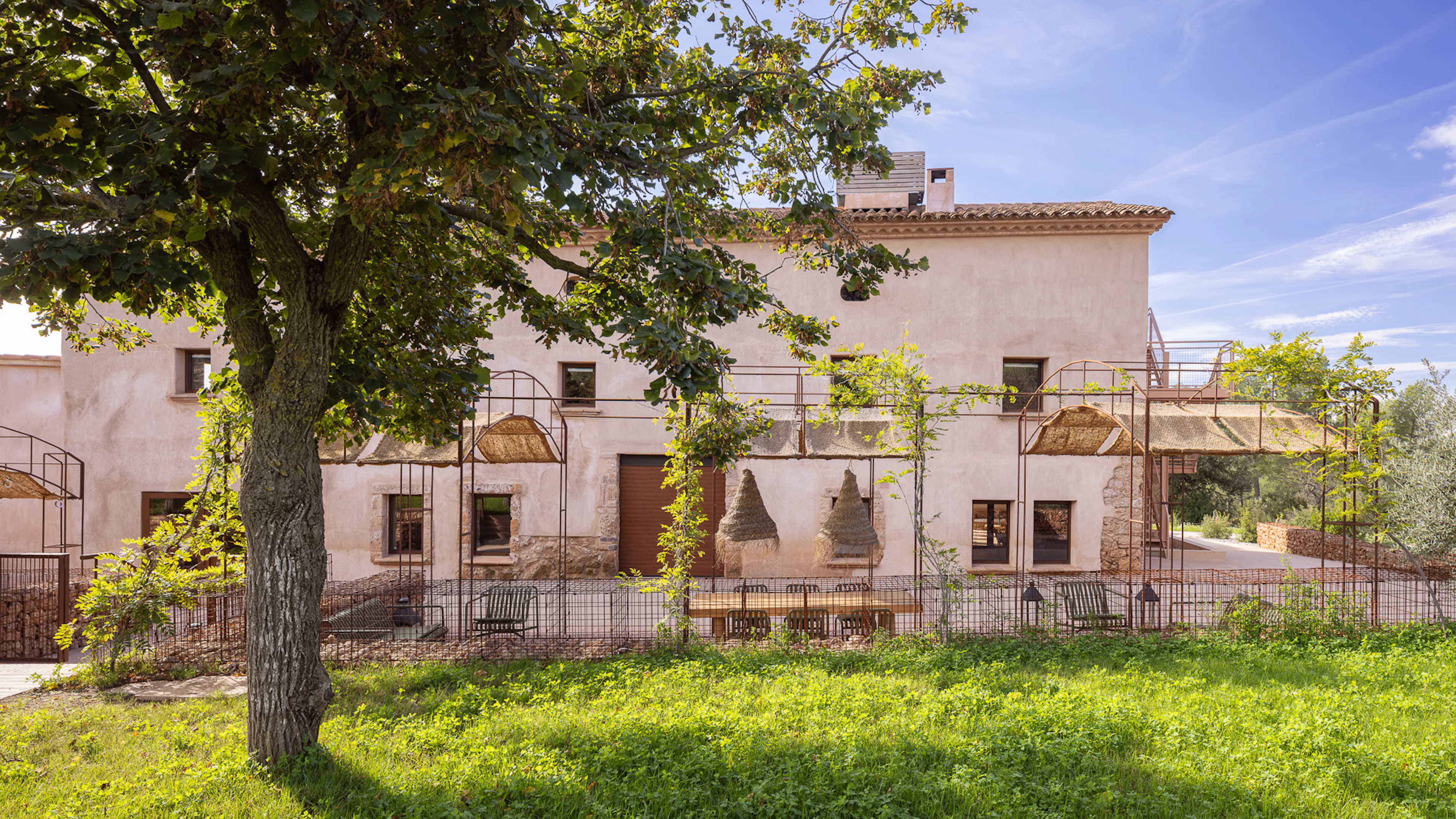 Hotel Masía Can Farrés. Restoring the links between architecture and landscape — 1