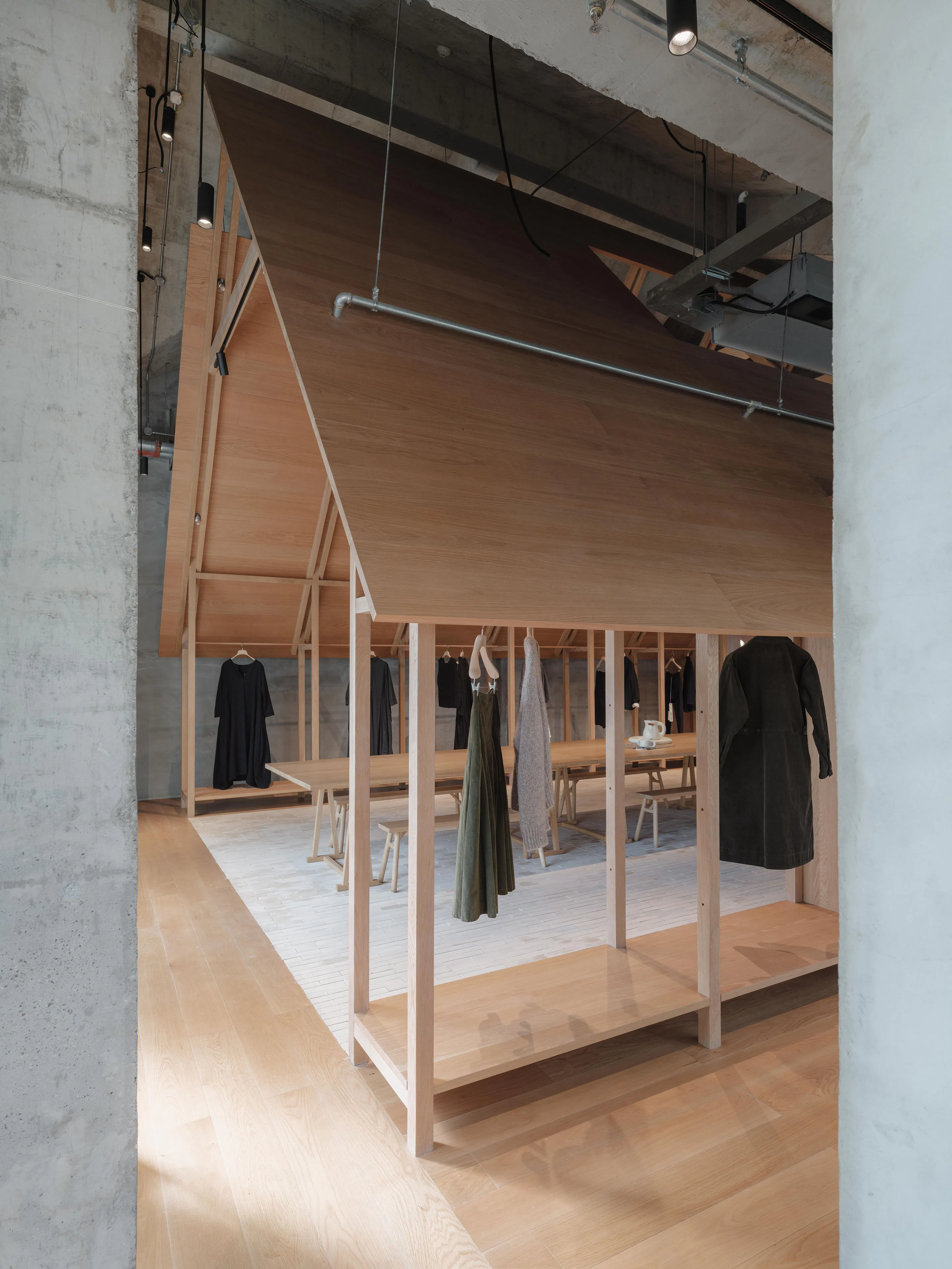 Inside/Outside: Jisifang & Woven Moonlight