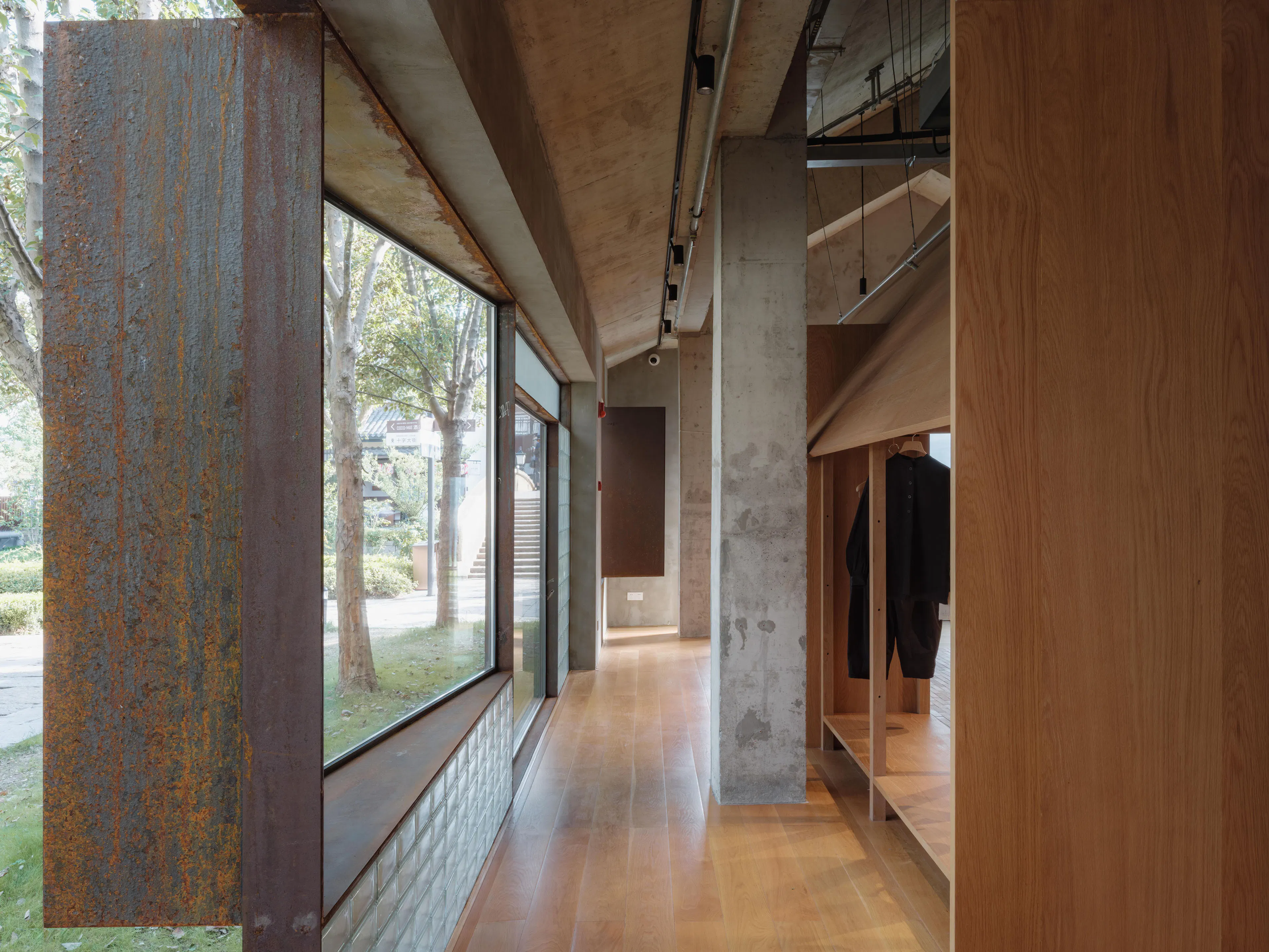 Inside/Outside: Jisifang & Woven Moonlight — 3