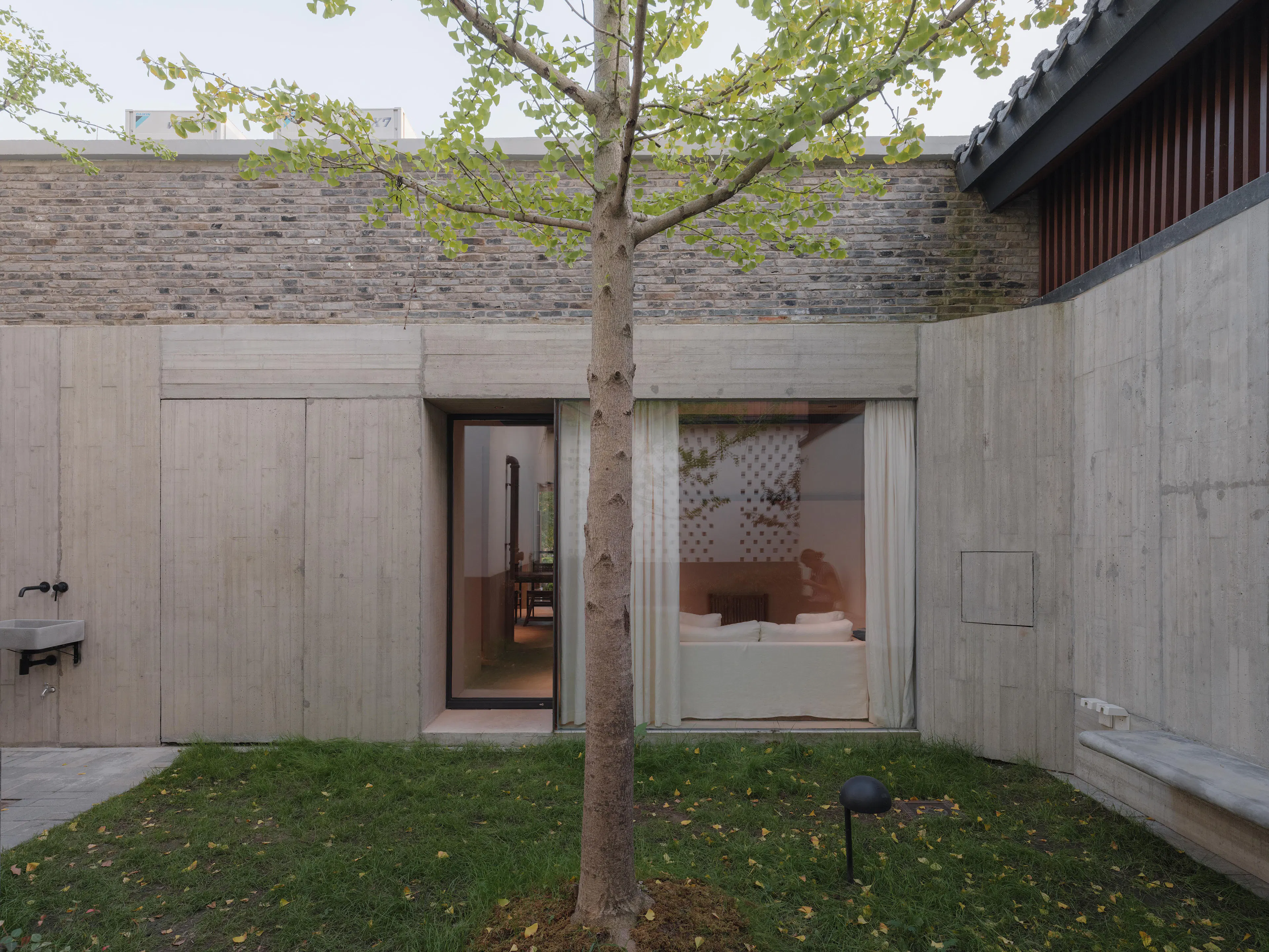 Inside/Outside: Jisifang & Woven Moonlight — 11