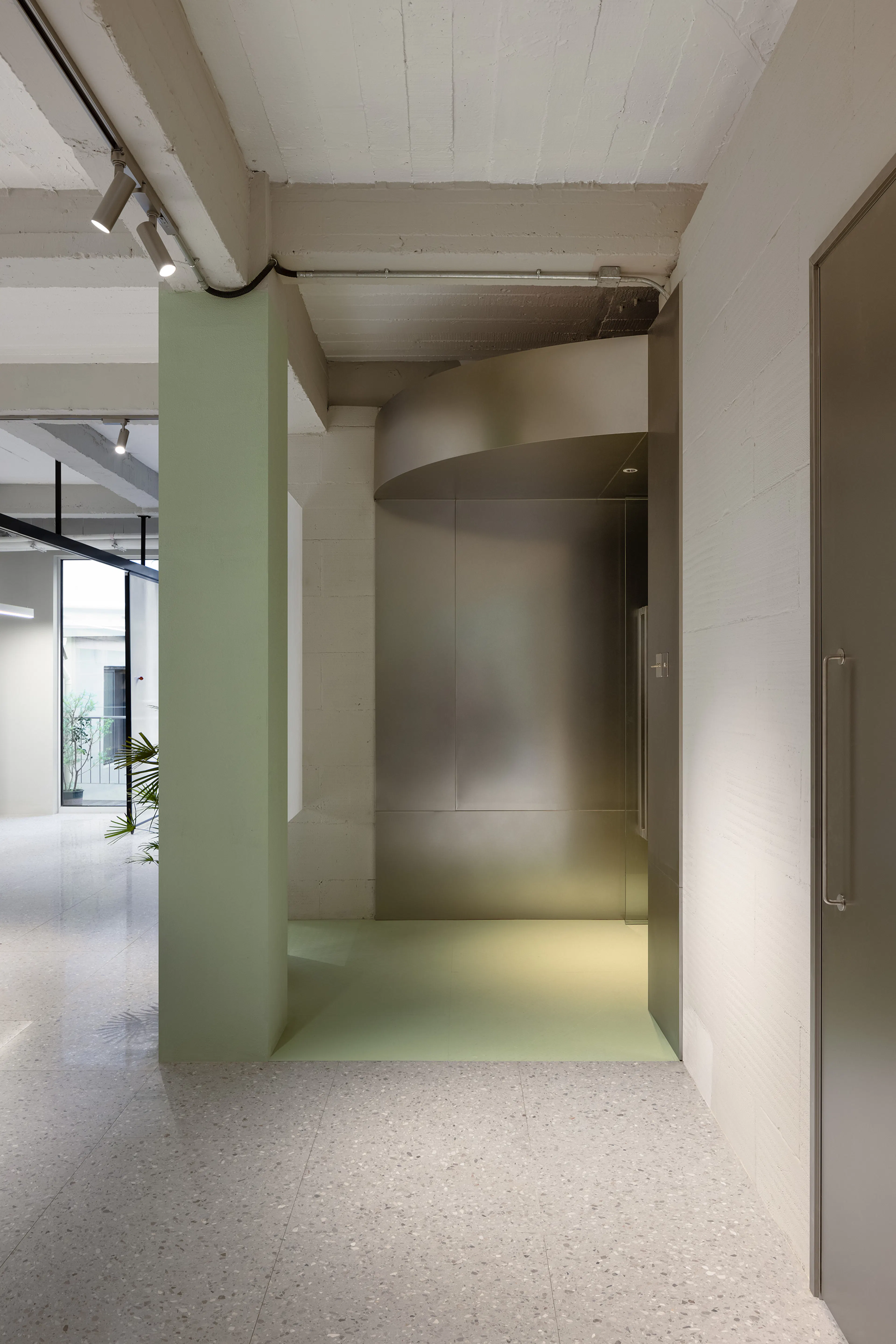 Health & Beauty Office Space — 4