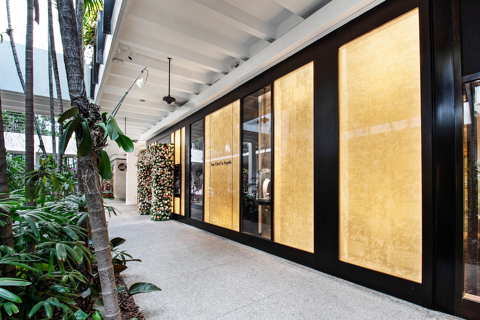 Pulp Studio Expands Luxury Portfolio with Glass Façade for Van Cleef ...