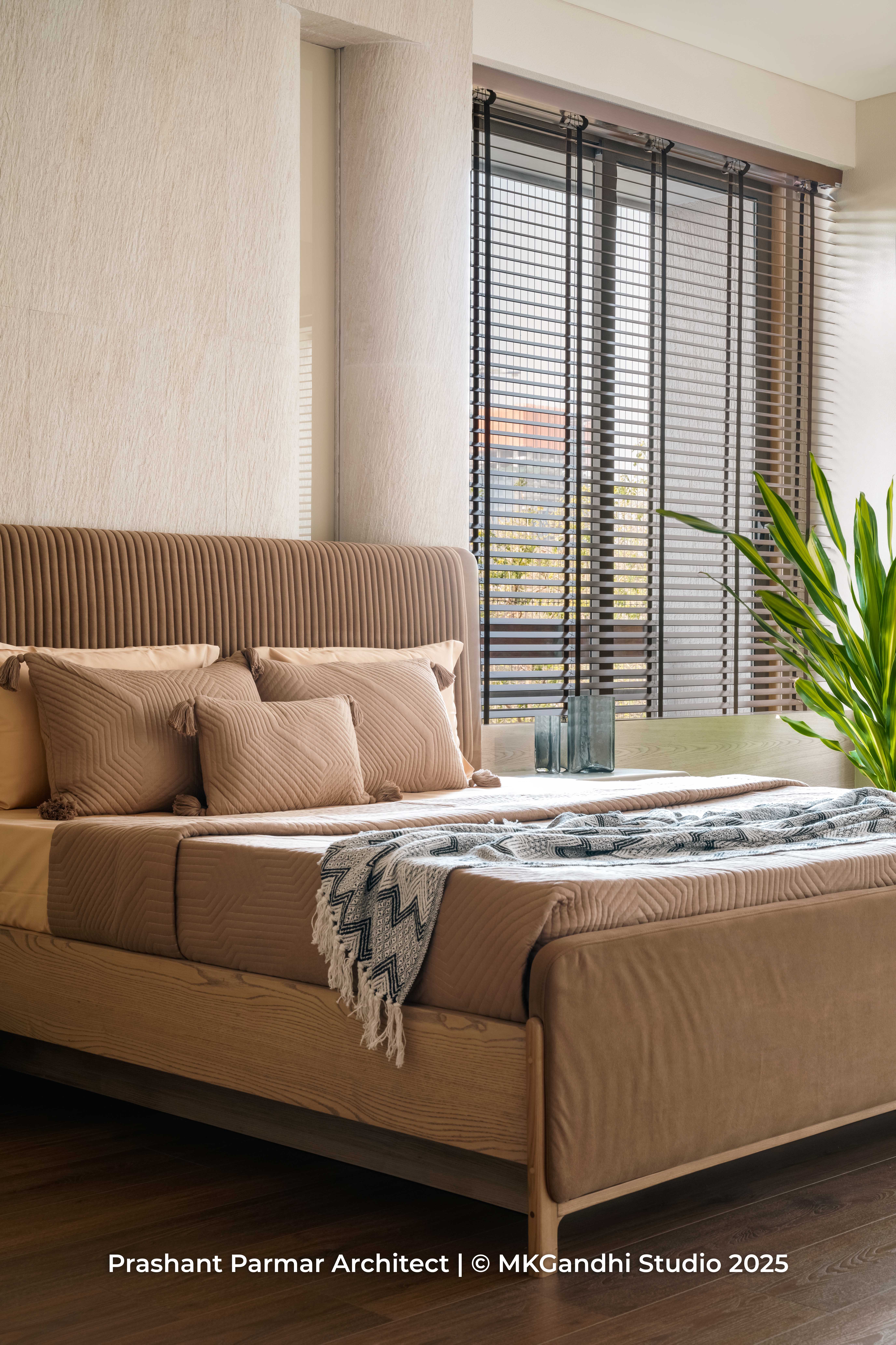 Idea 4281546: Graceful 5BHK Interiors at Viola Apartment by Prashant ...