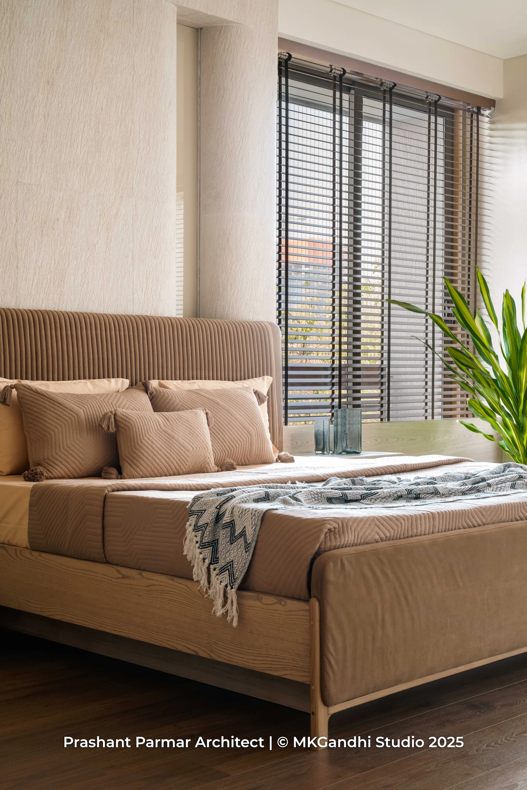 Idea 4281546: Graceful 5BHK Interiors at Viola Apartment by Prashant ...