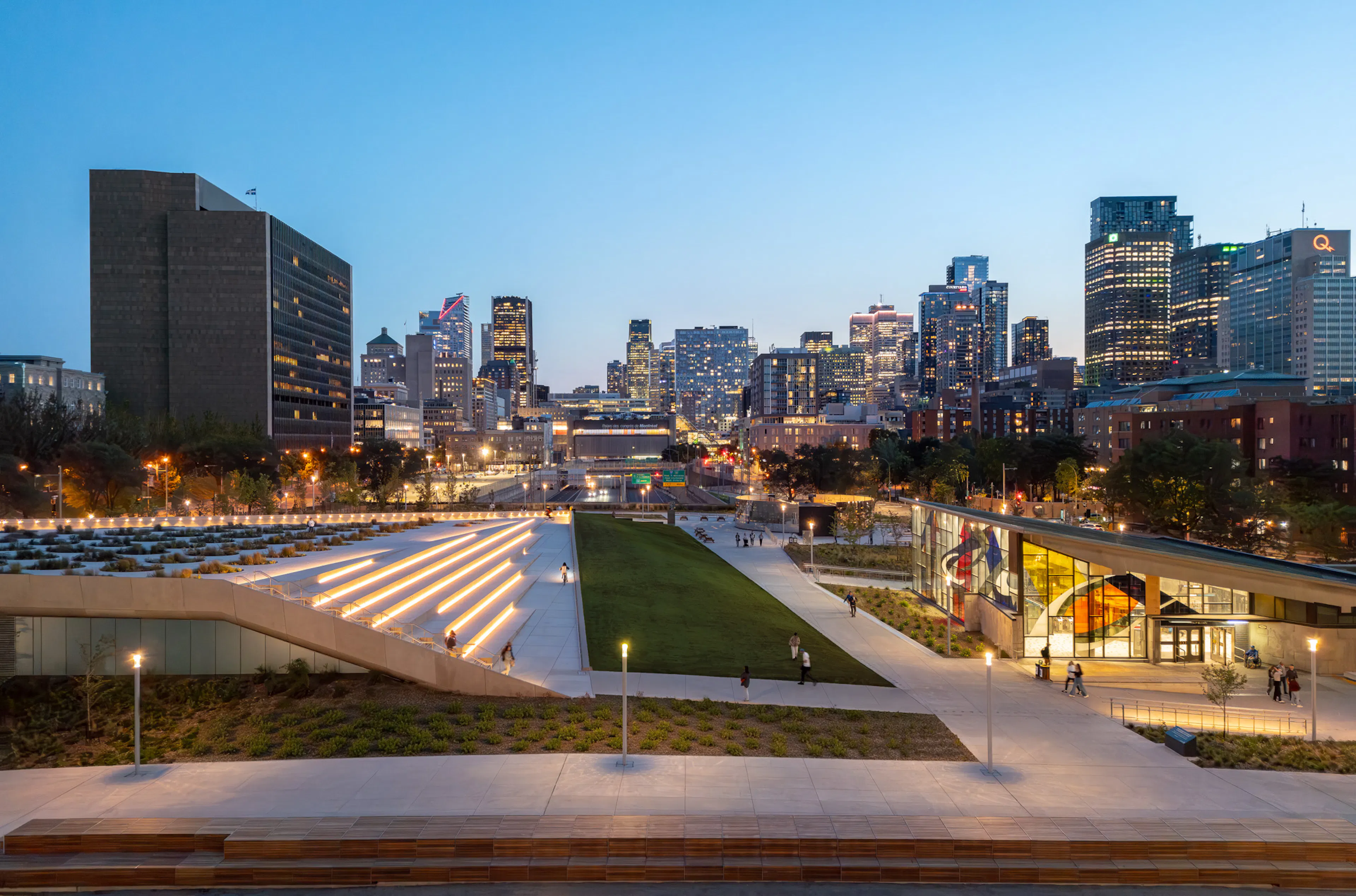 Place des Montréalaises — 4